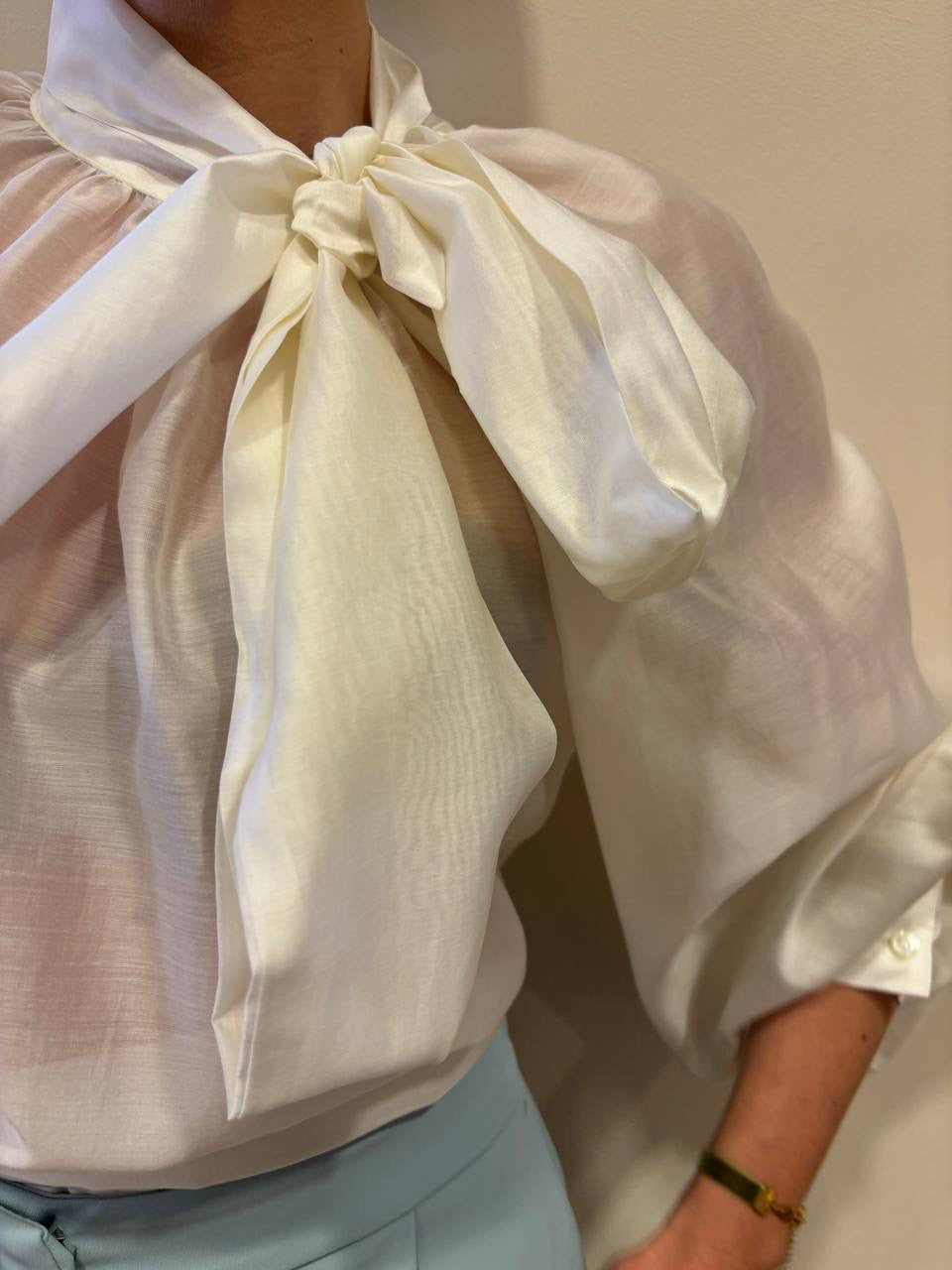 VICOLO - Camicia burro voluminosa con dettaglio fiocco