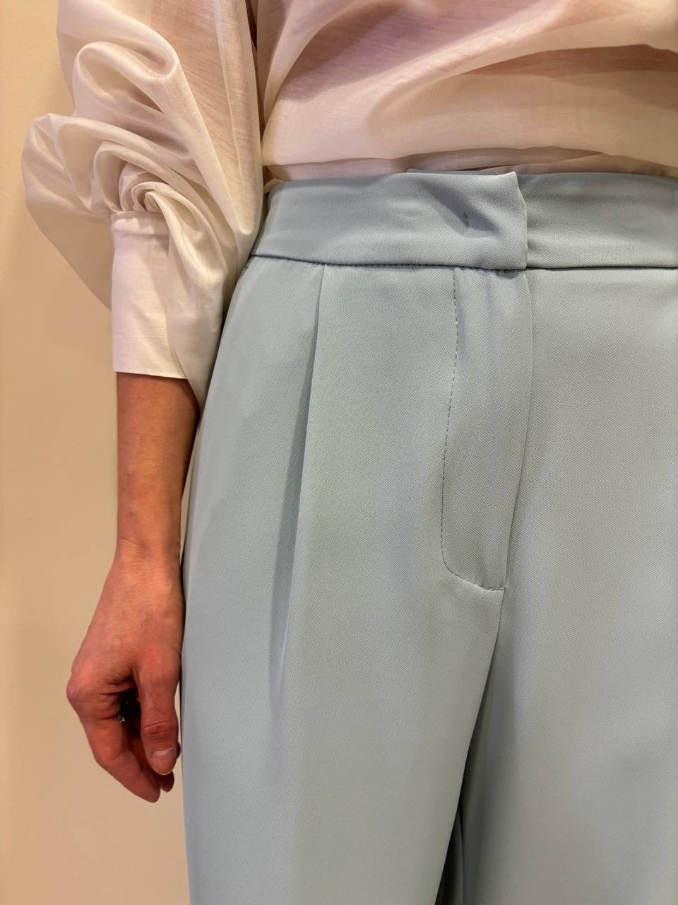 KONTATTO - Completo con giacca con cintura e pantalone a palazzo anice
