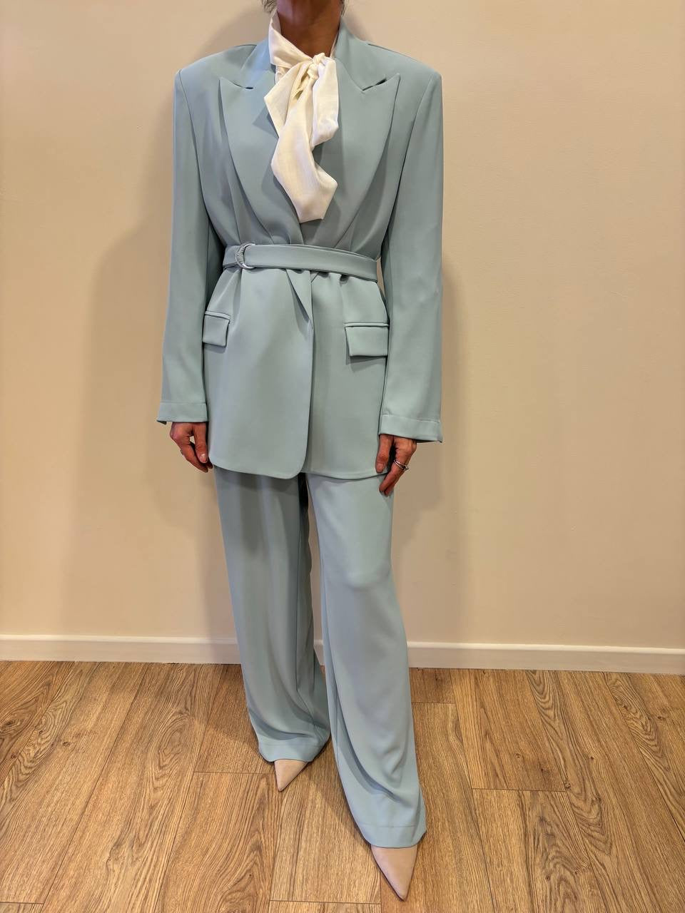 KONTATTO - Completo con giacca con cintura e pantalone a palazzo anice