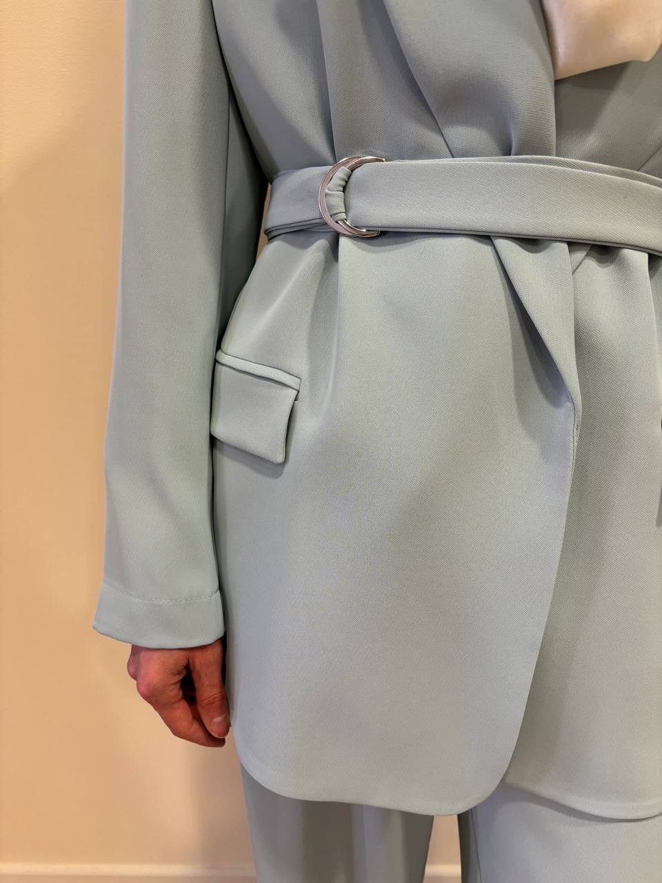 KONTATTO - Completo con giacca con cintura e pantalone a palazzo anice