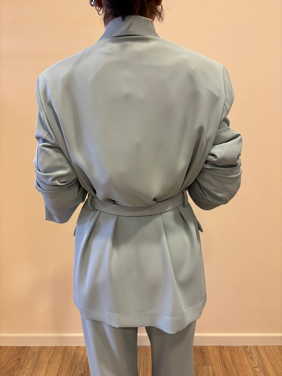 KONTATTO - Completo con giacca con cintura e pantalone a palazzo anice