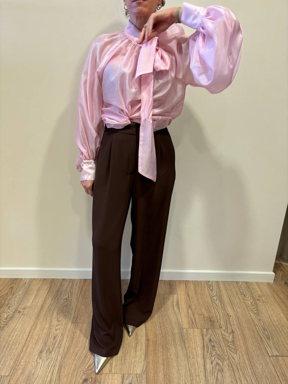 VICOLO - Camicia rosa voluminosa con dettaglio fiocco