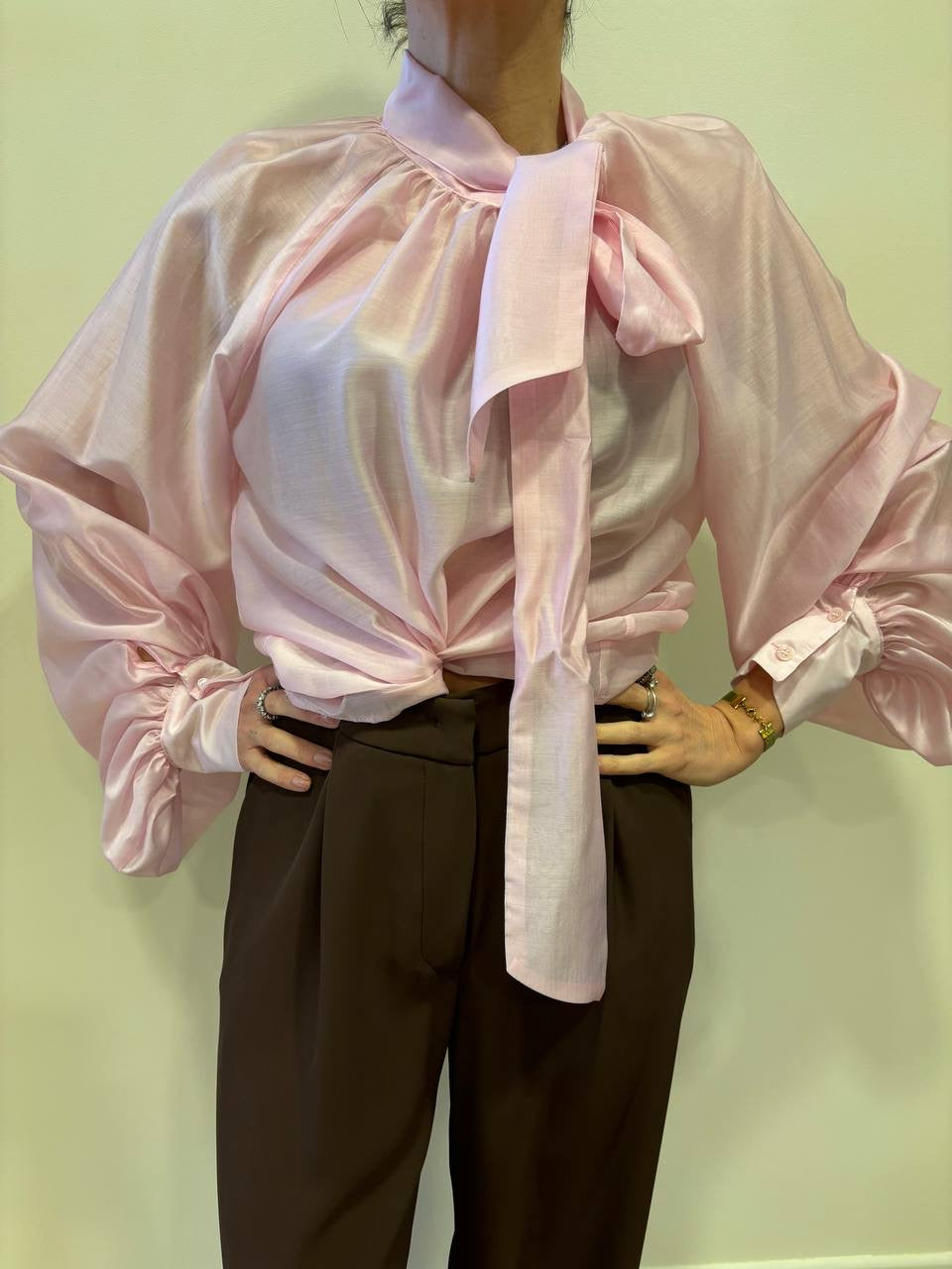 VICOLO - Camicia rosa voluminosa con dettaglio fiocco