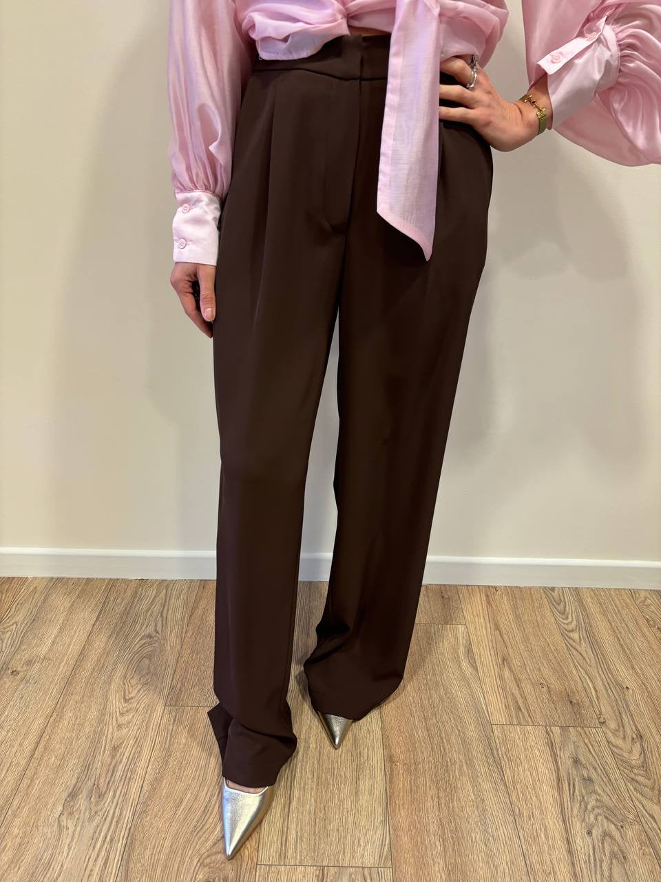 KONTATTO - Completo con giacca con cintura e pantalone a palazzo cacao