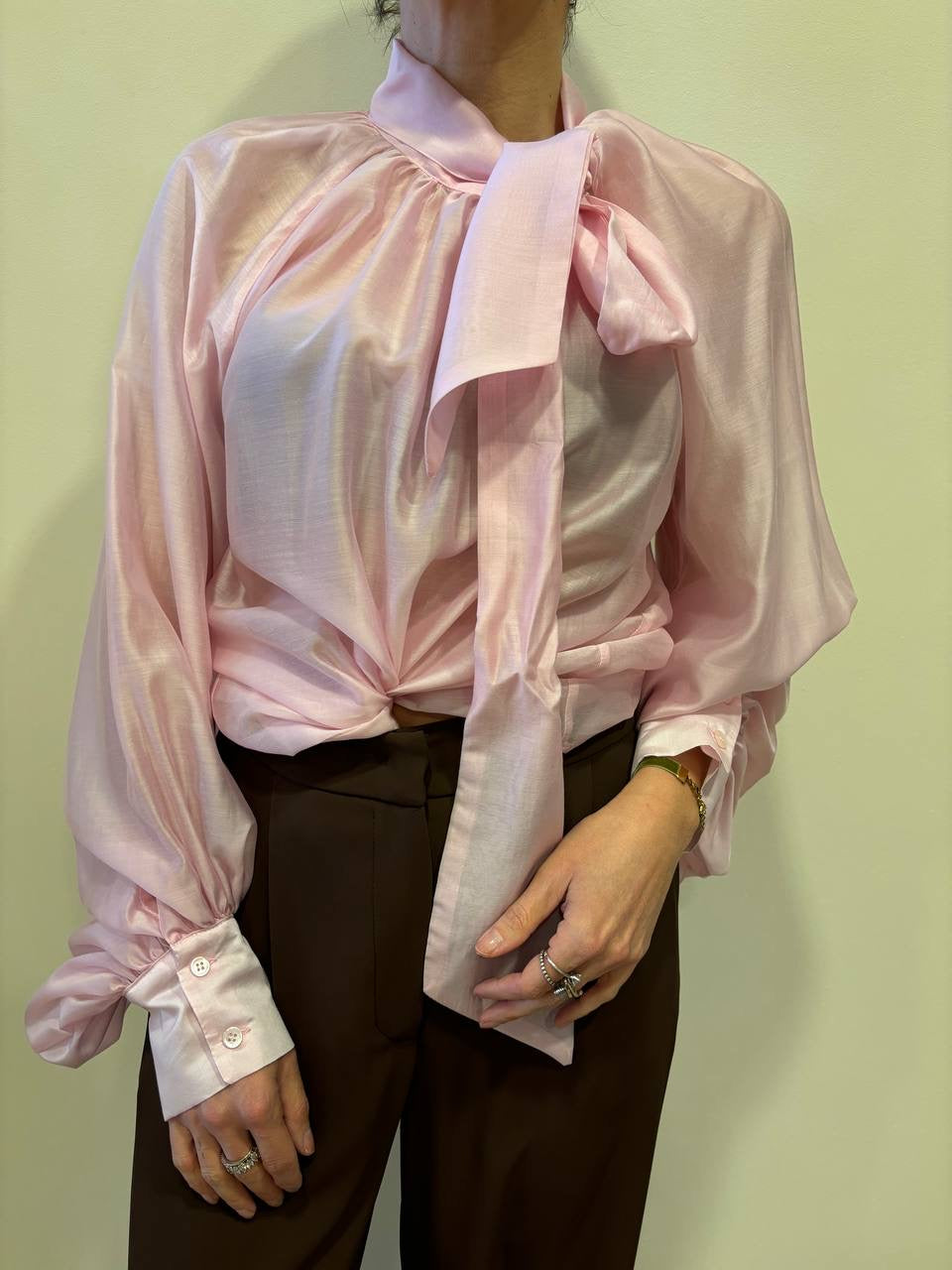 VICOLO - Camicia rosa voluminosa con dettaglio fiocco