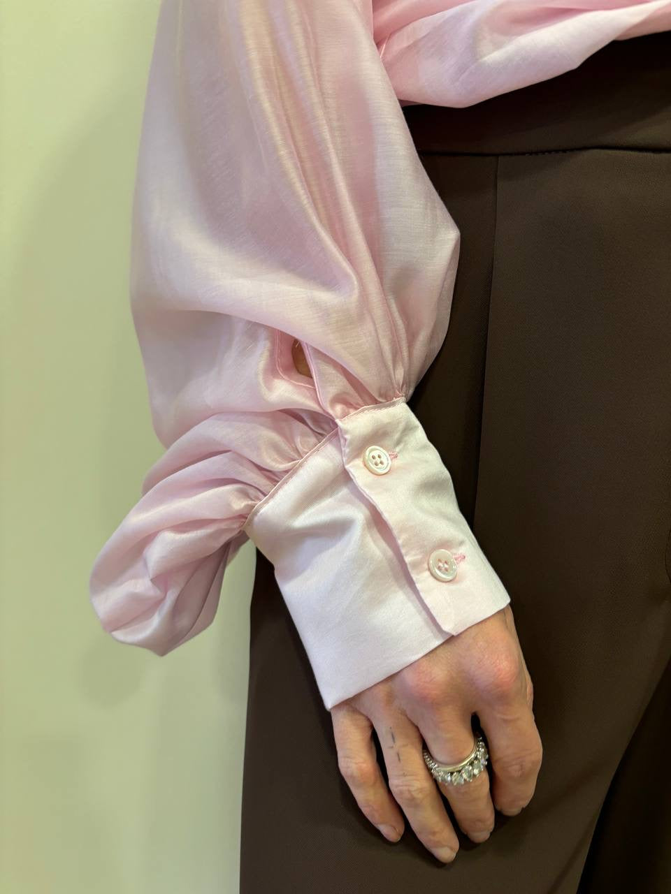 VICOLO - Camicia rosa voluminosa con dettaglio fiocco