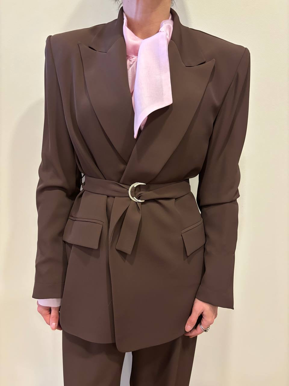 KONTATTO - Completo con giacca con cintura e pantalone a palazzo cacao