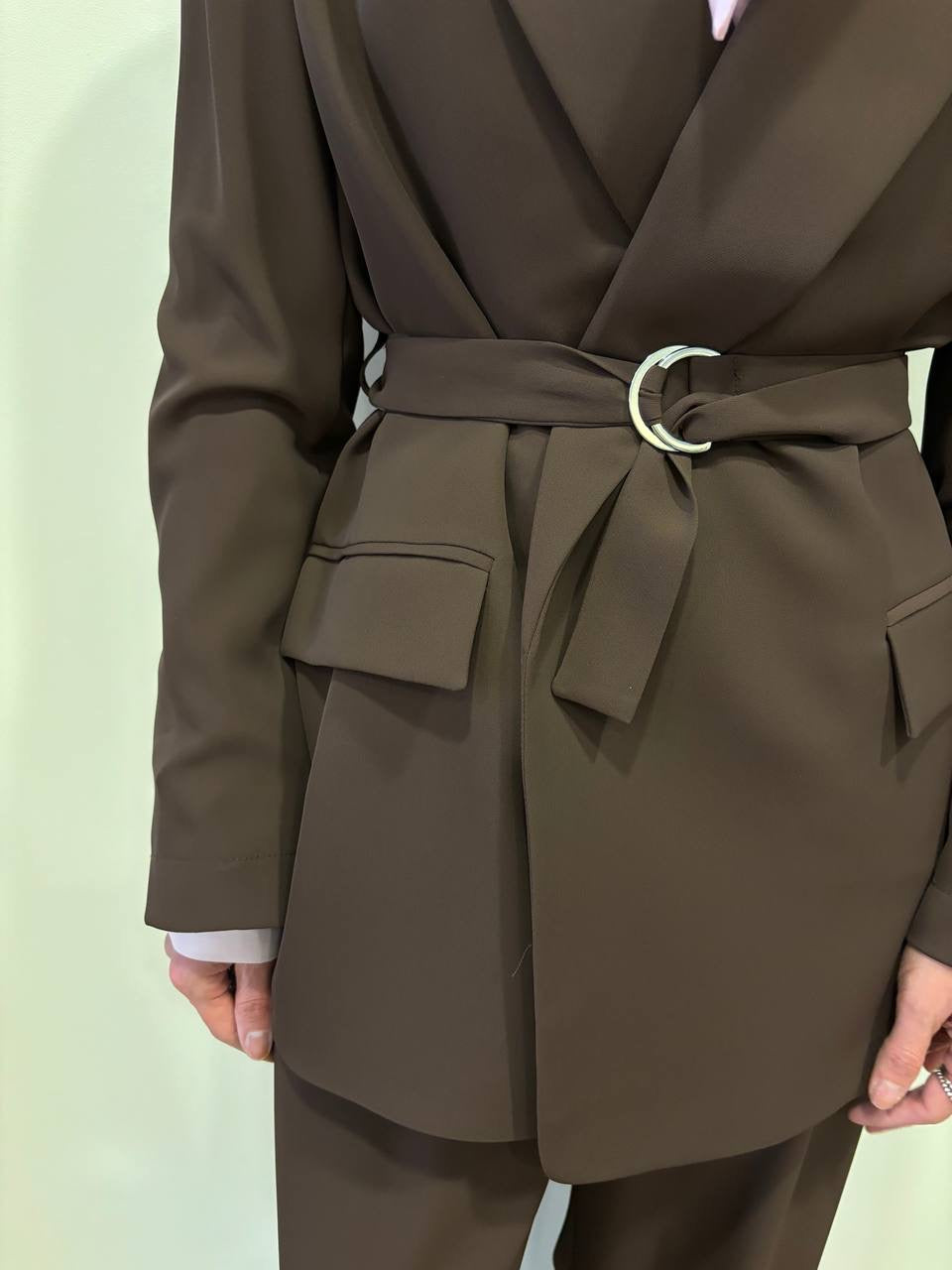 KONTATTO - Completo con giacca con cintura e pantalone a palazzo cacao