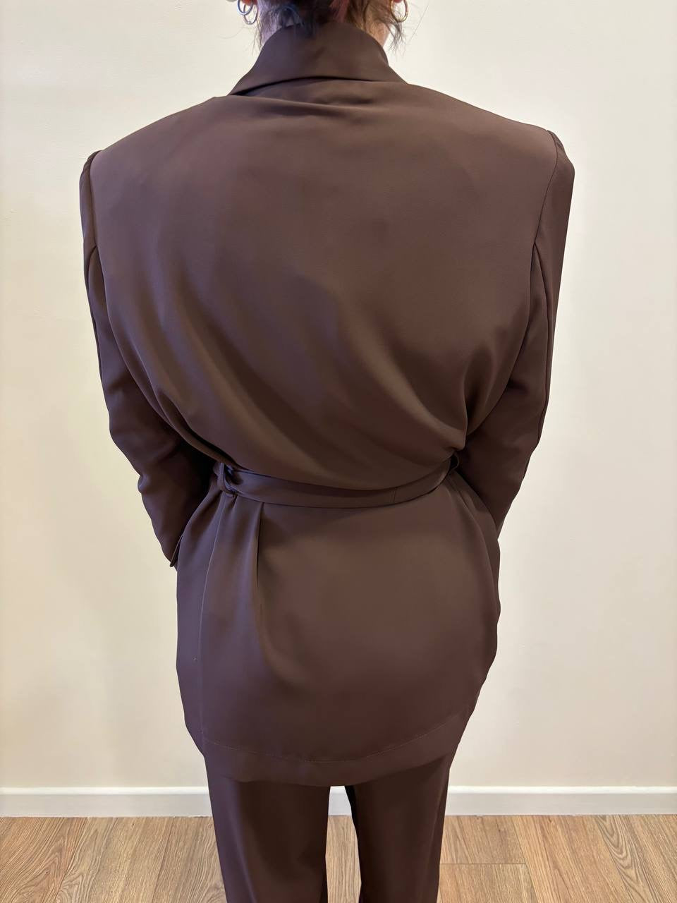 KONTATTO - Completo con giacca con cintura e pantalone a palazzo cacao