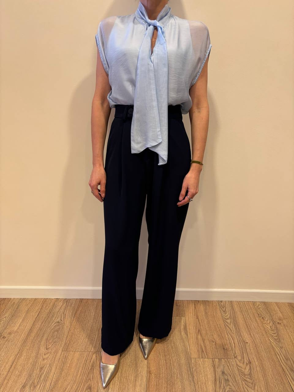 KAOS - Camicia smanicata azzurra con dettaglio fiocco