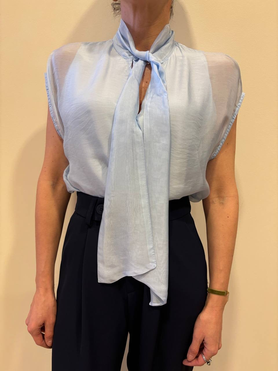 KAOS - Camicia smanicata azzurra con dettaglio fiocco