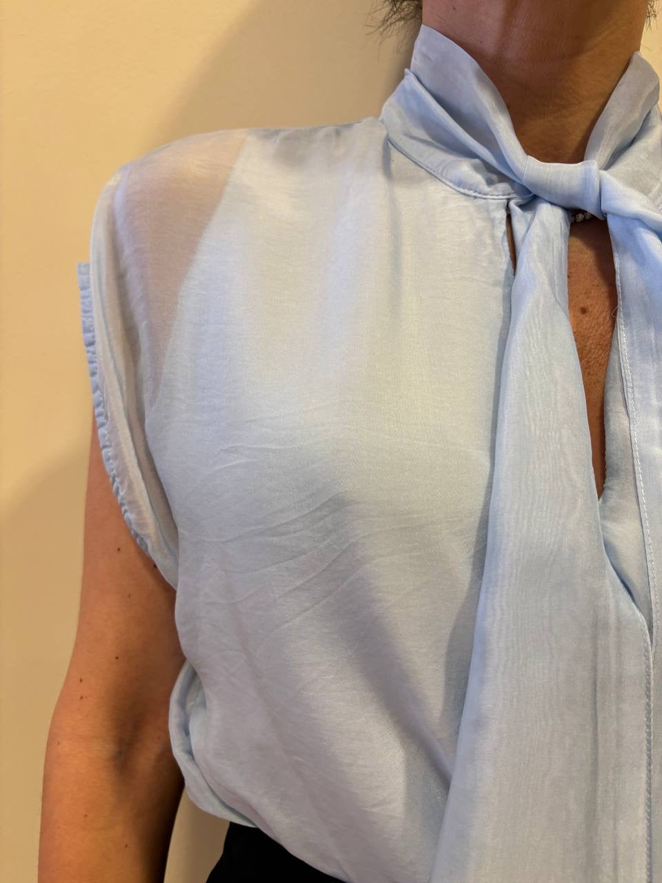 KAOS - Camicia smanicata azzurra con dettaglio fiocco