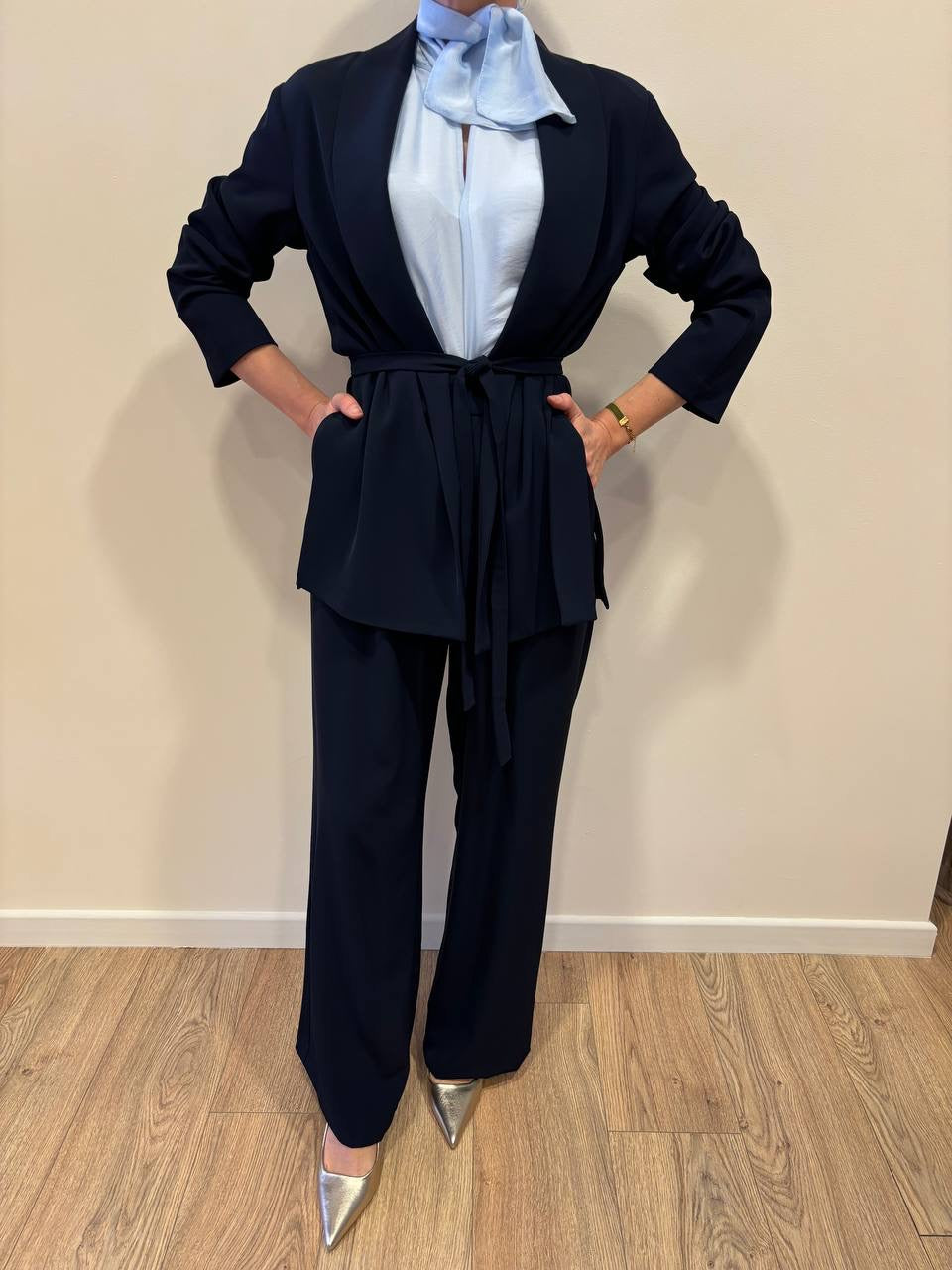 MEME ROAD - Giacca blu destrutturata con spacchi laterali e cintura