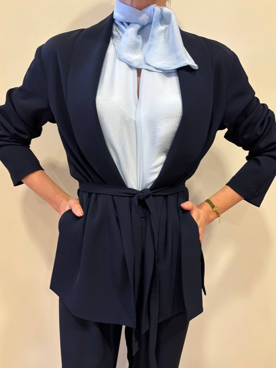 MEME ROAD - Giacca blu destrutturata con spacchi laterali e cintura