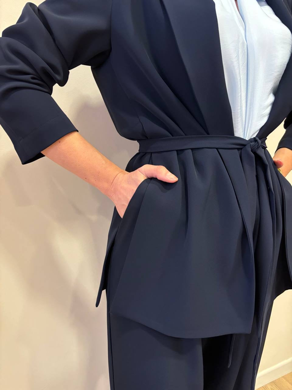 MEME ROAD - Giacca blu destrutturata con spacchi laterali e cintura