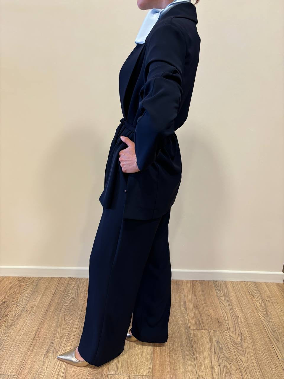 MEME ROAD - Giacca blu destrutturata con spacchi laterali e cintura