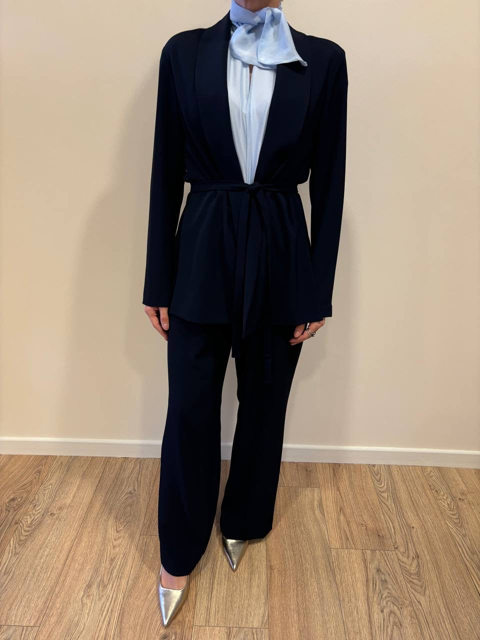 MEME ROAD - Giacca blu destrutturata con spacchi laterali e cintura