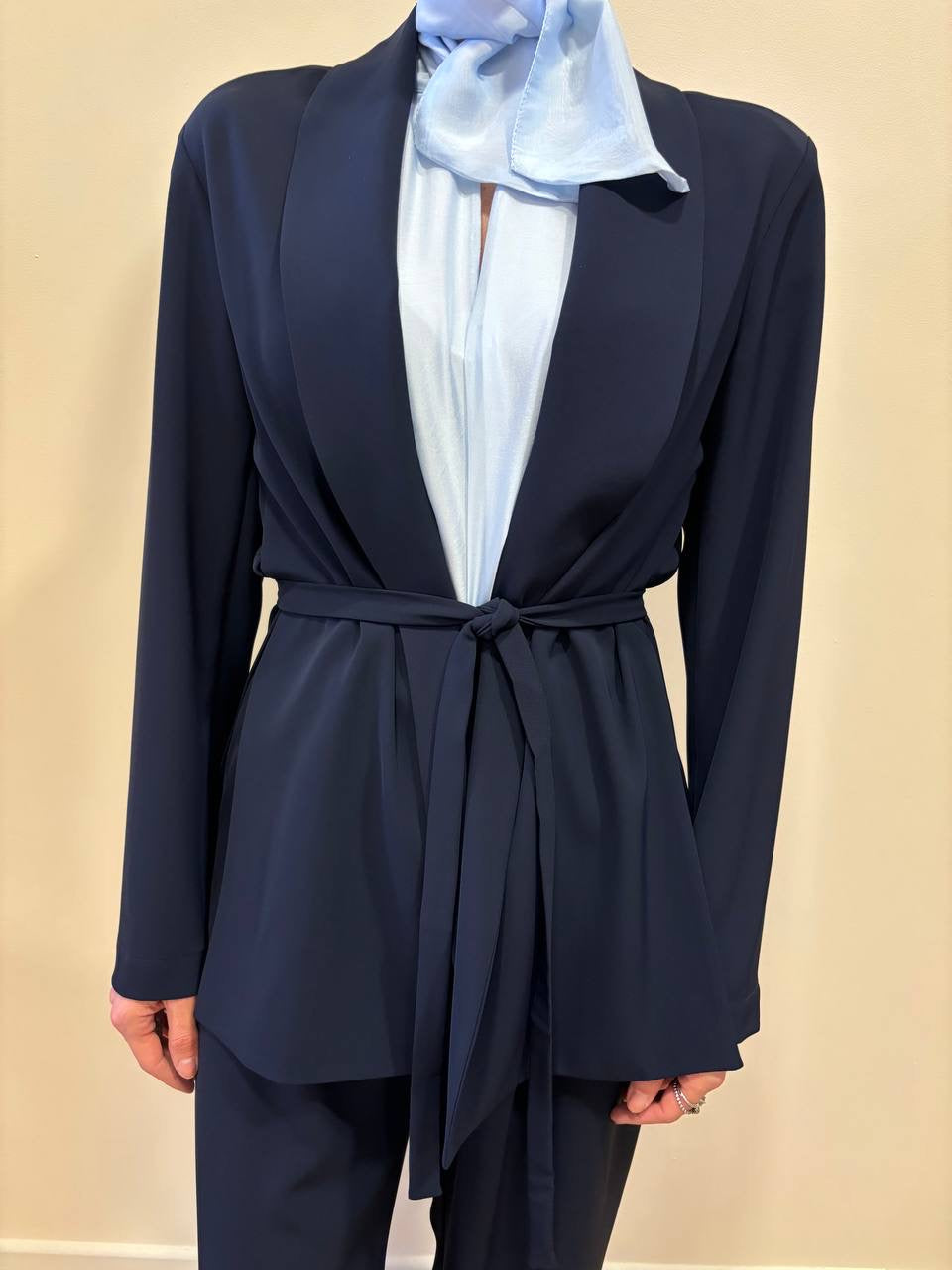 MEME ROAD - Giacca blu destrutturata con spacchi laterali e cintura