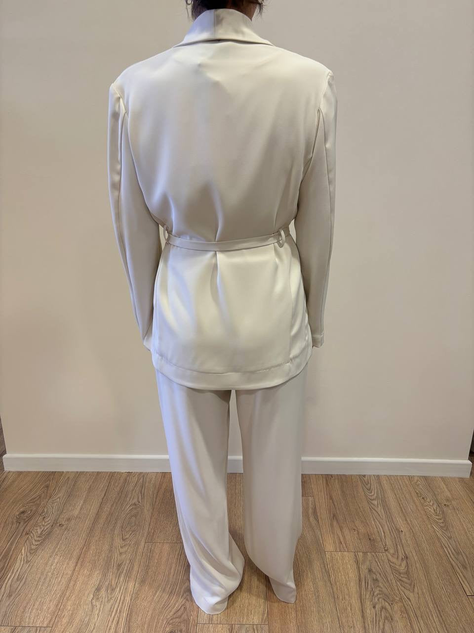 MEME ROAD - Giacca panna destrutturata con spacchi laterali e cintura