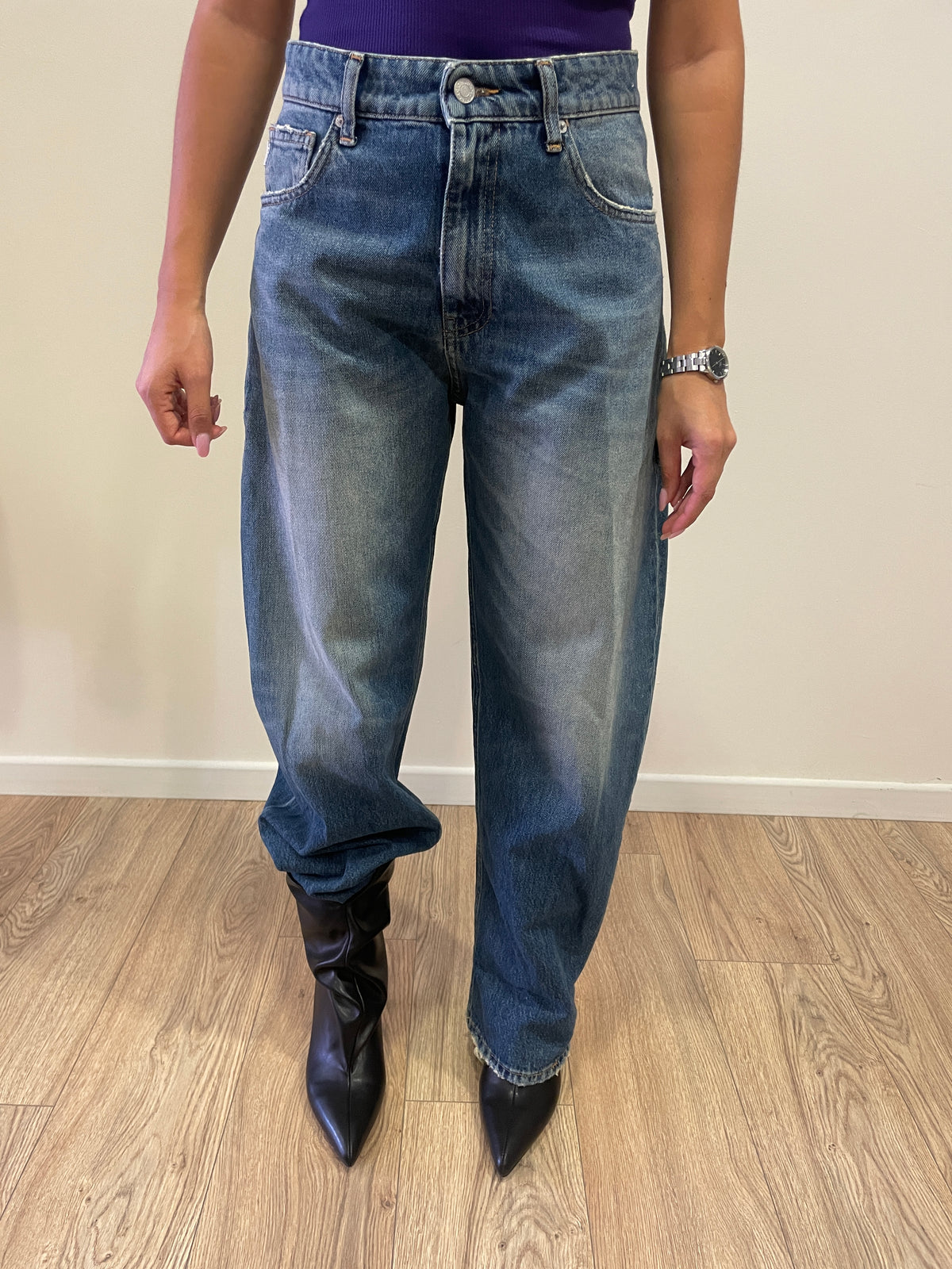 VICOLO - Jeans modello Kuma a vita media barrel fit con rotture in denim chiaro