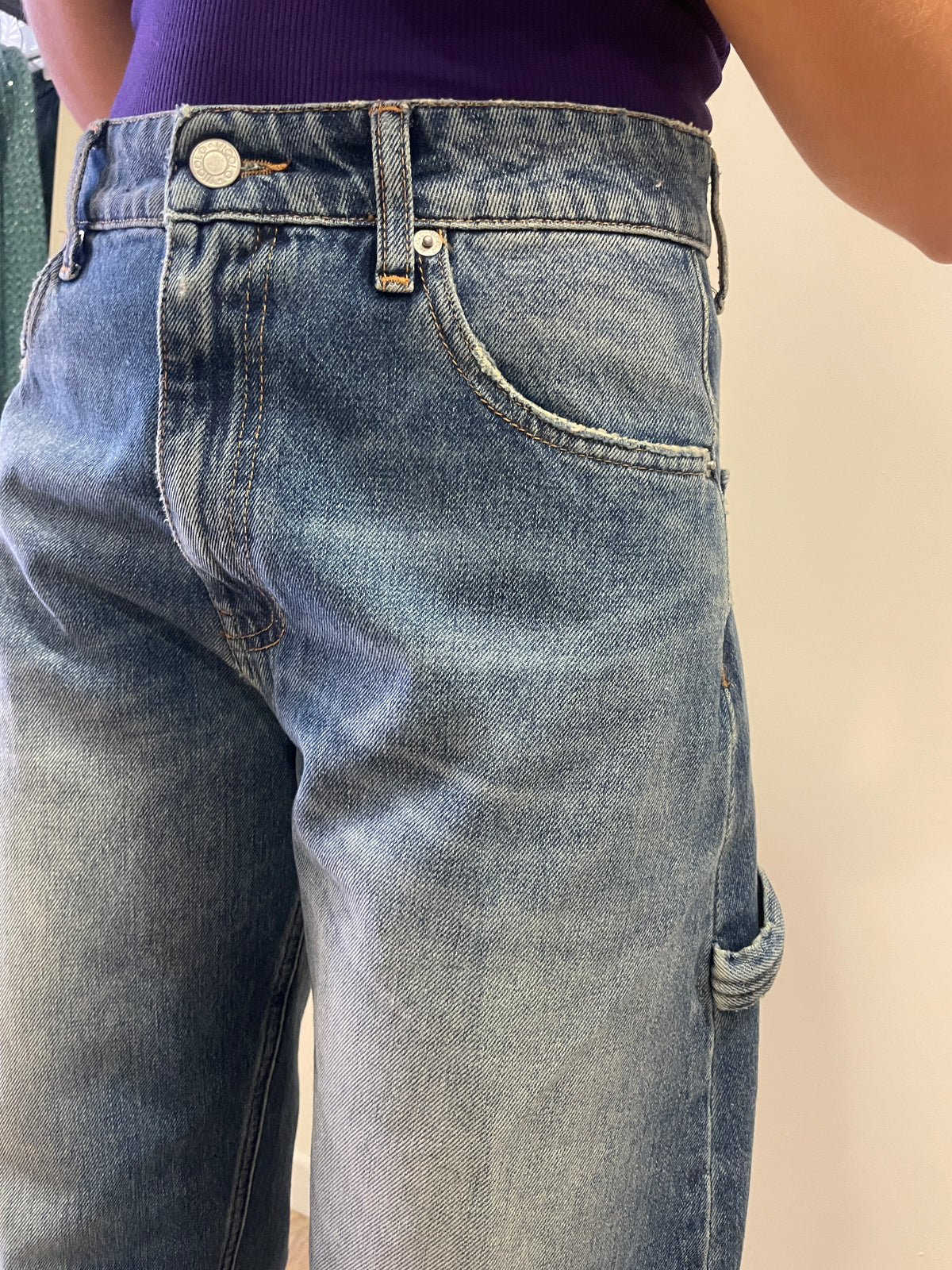 VICOLO - Jeans modello Kuma a vita media barrel fit con rotture in denim chiaro