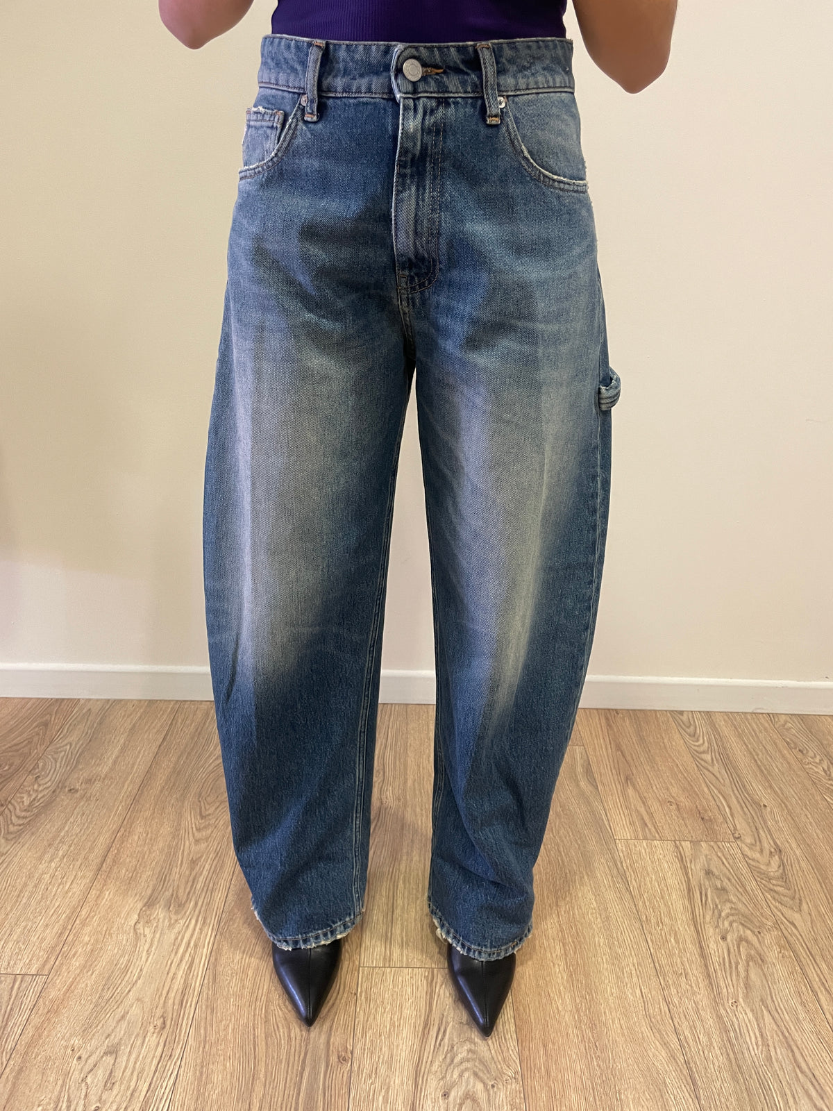 VICOLO - Jeans modello Kuma a vita media barrel fit con rotture in denim chiaro