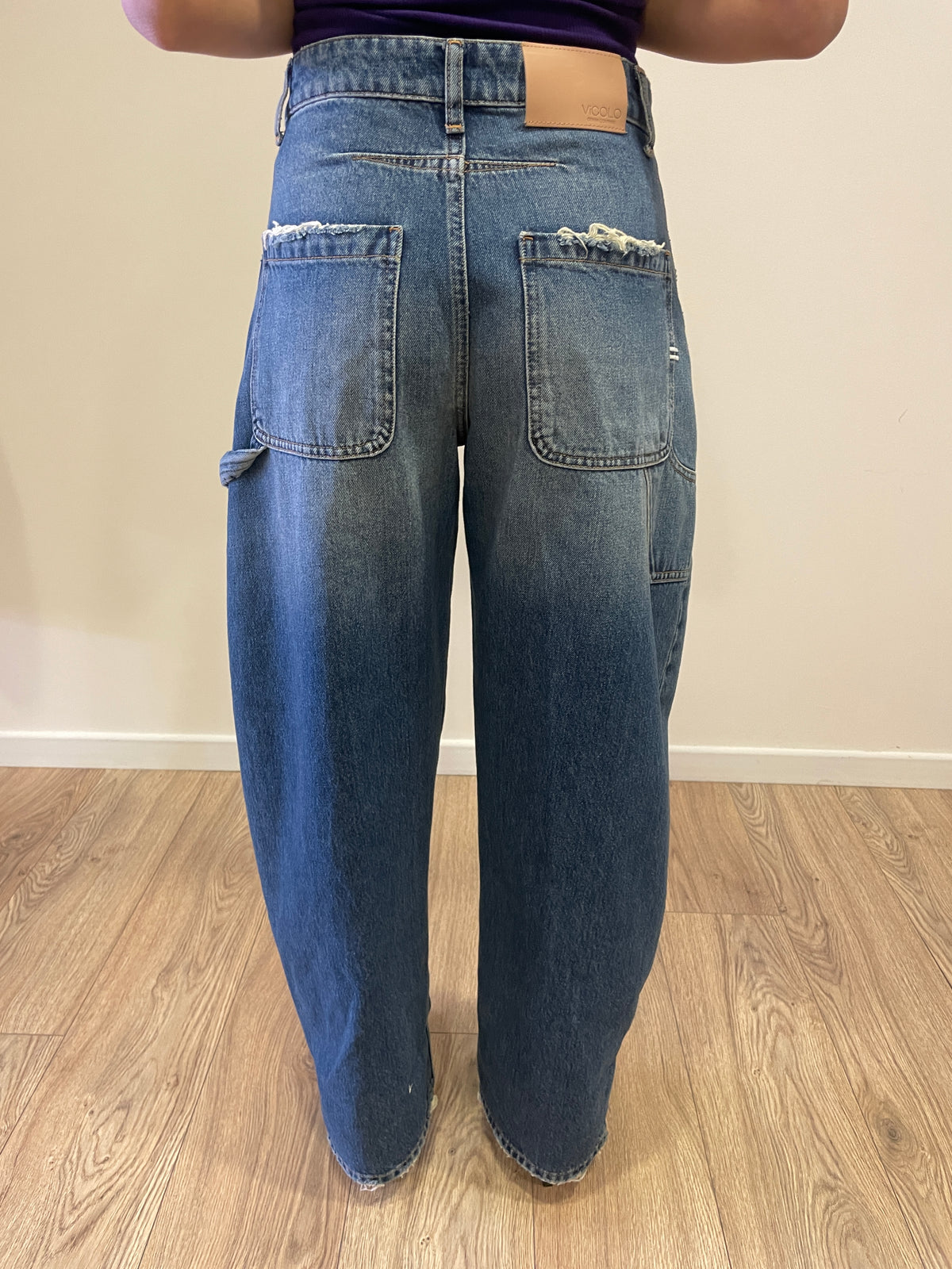 VICOLO - Jeans modello Kuma a vita media barrel fit con rotture in denim chiaro