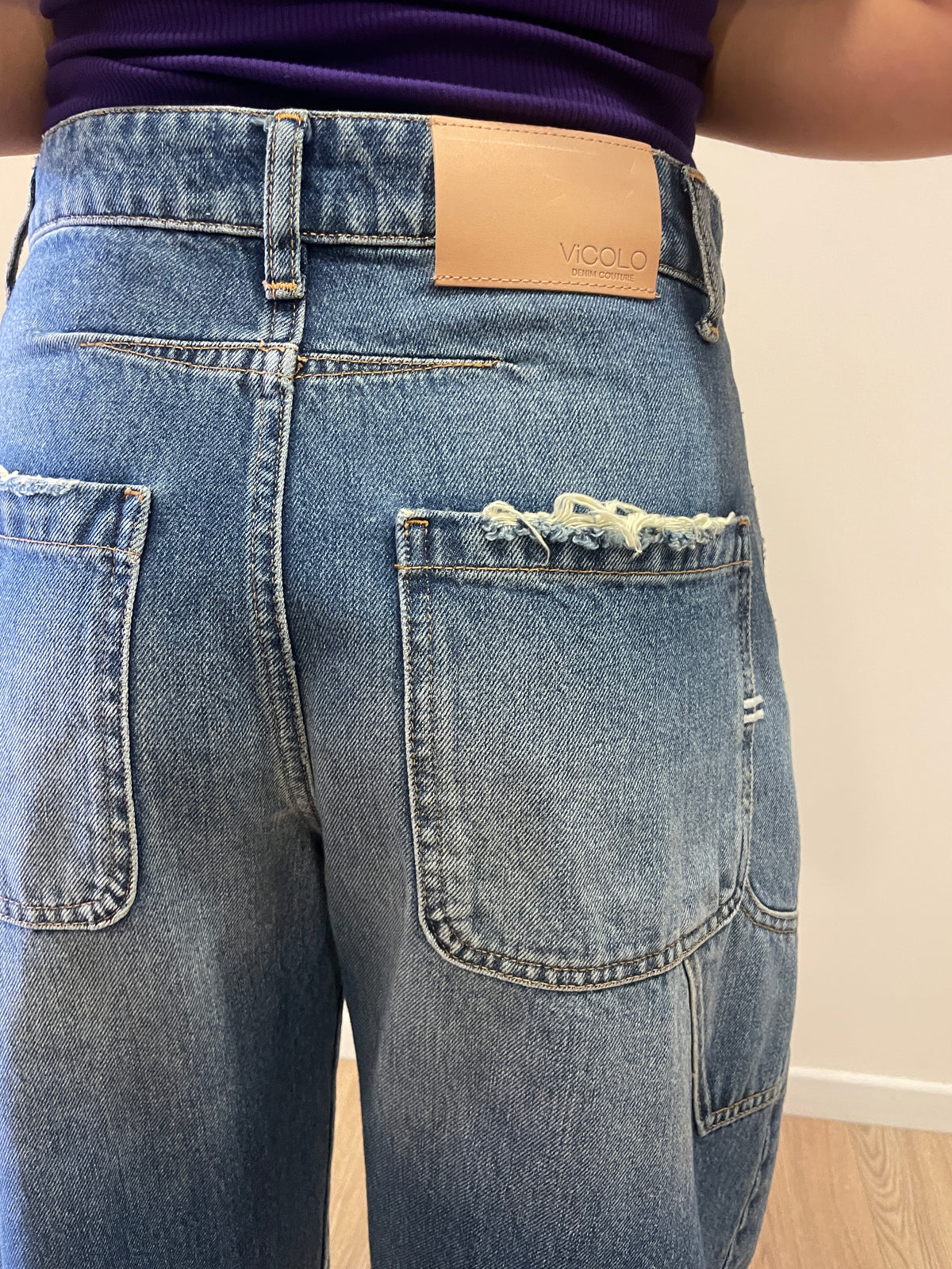 VICOLO - Jeans modello Kuma a vita media barrel fit con rotture in denim chiaro