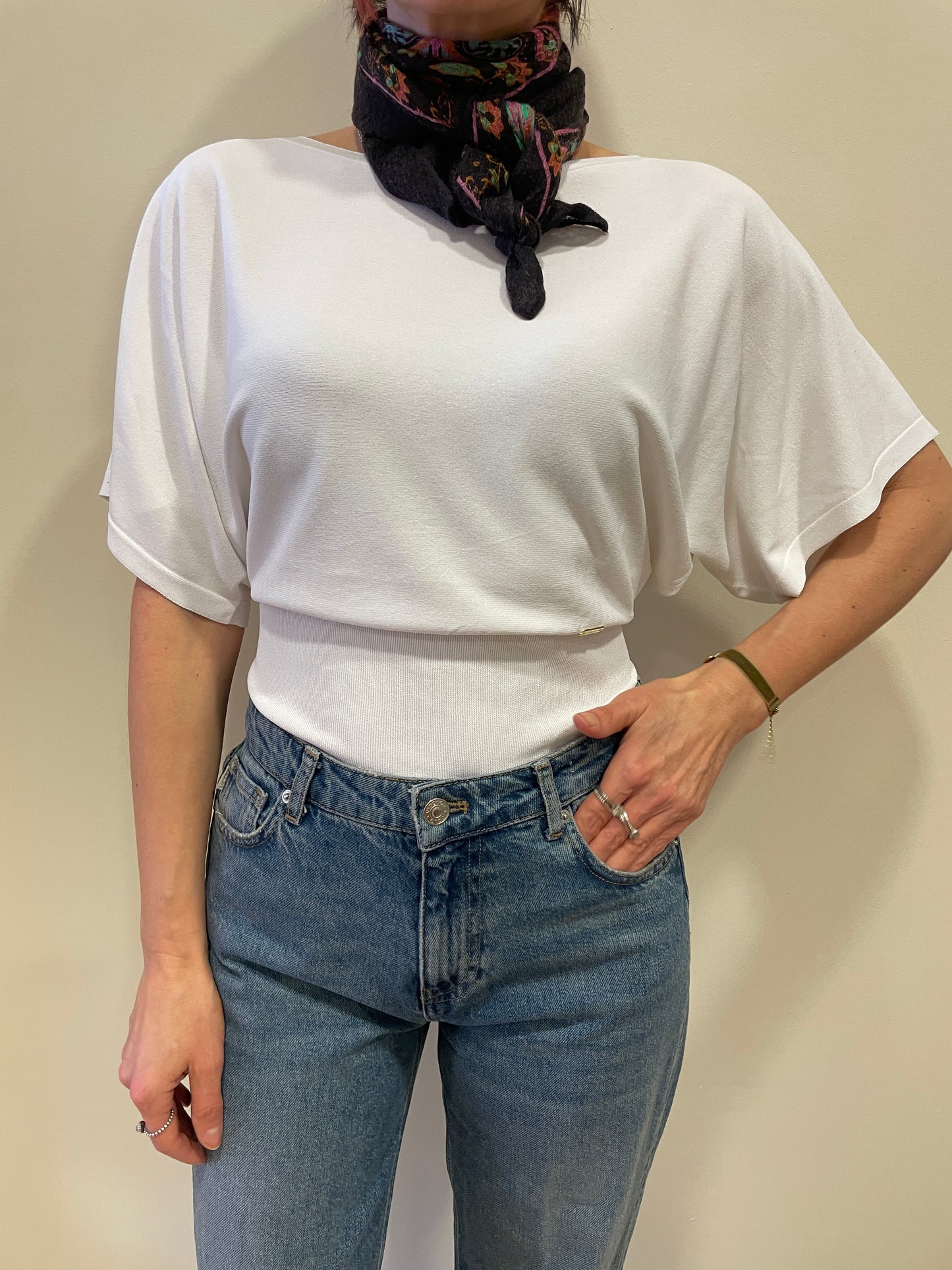 KAOS - Maglia bianco ottico con fascia elastica e maniche a farfalla