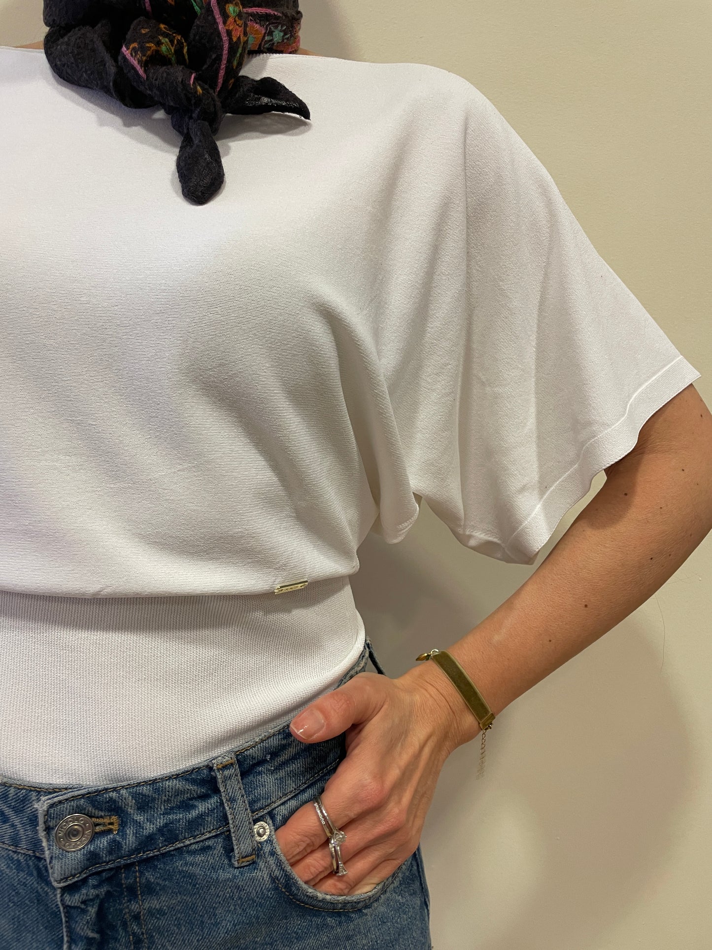 KAOS - Maglia bianco ottico con fascia elastica e maniche a farfalla