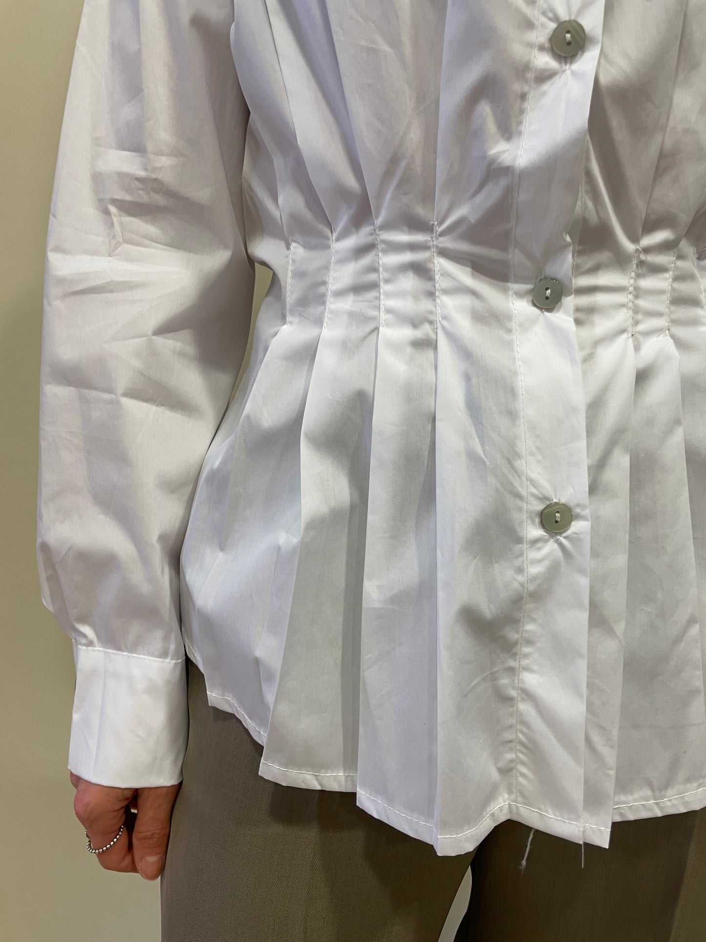 SAIPH - Camicia bianco ottico con dettaglio arricciature