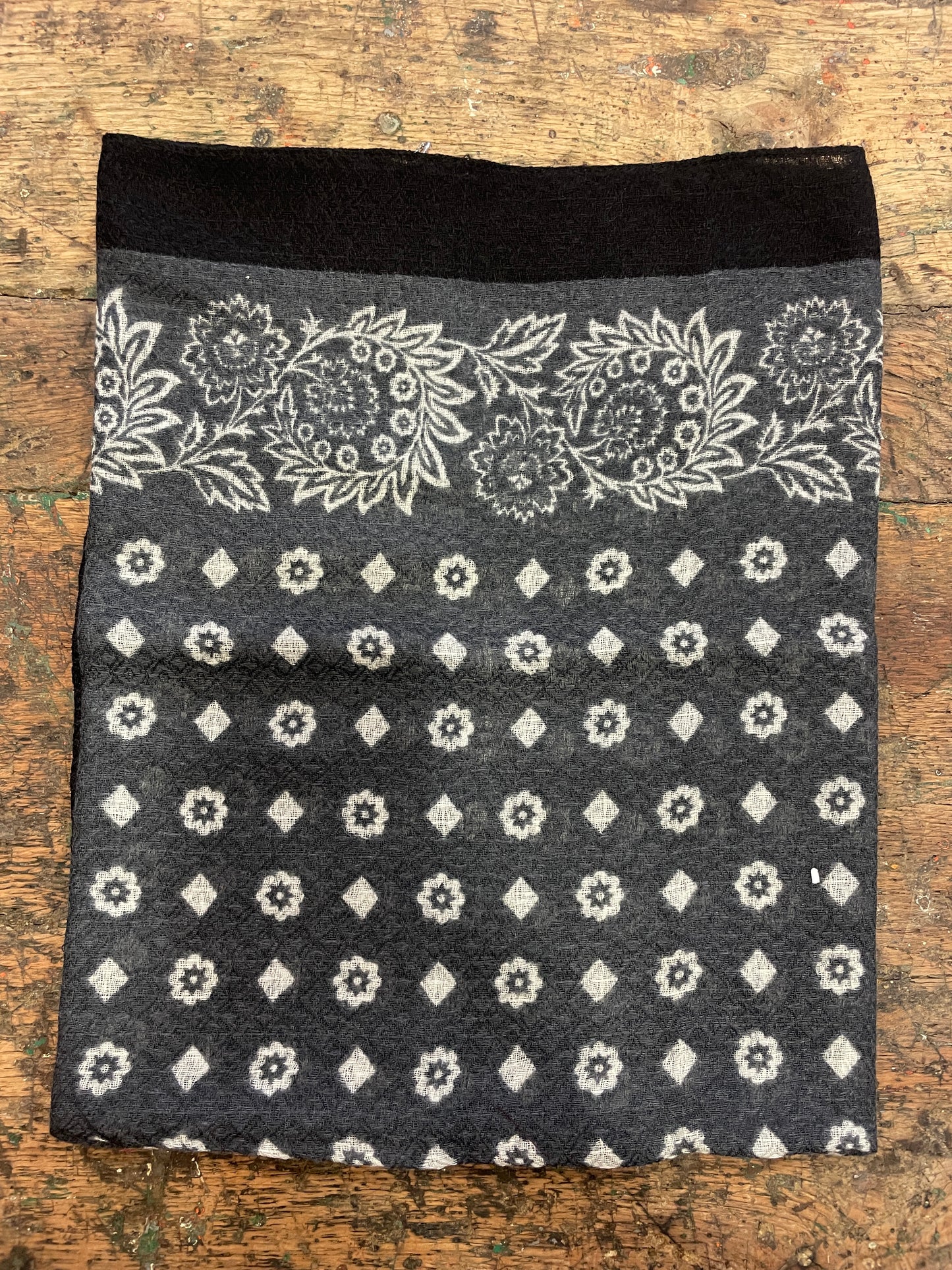 KONTATTO - Foulard in fantasia in misto lana e seta - più colori