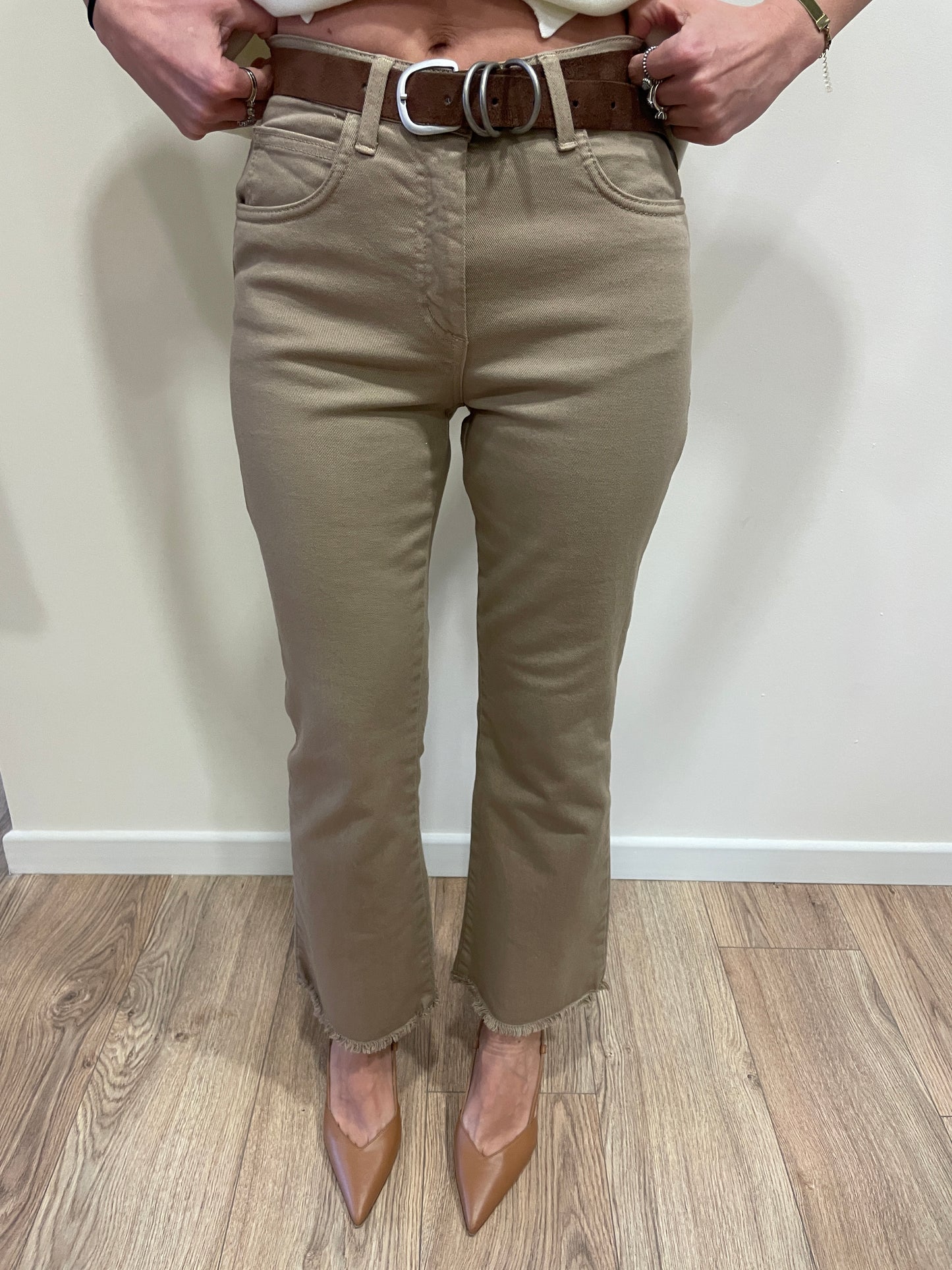 SOUVENIR - Jeans a trombetta color sabbia sfrangiato con cintura