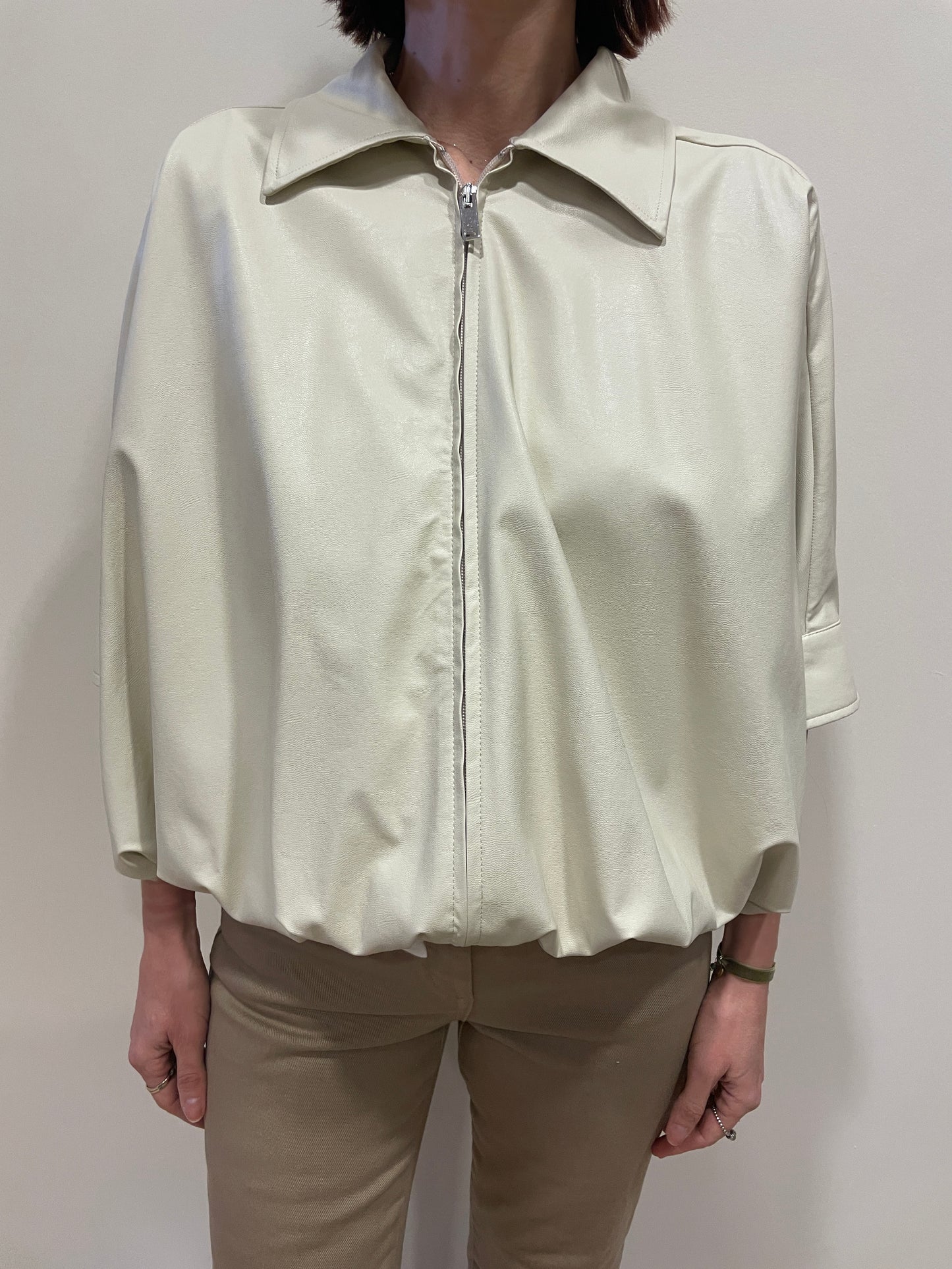 KONTATTO - Bomber in ecopelle color avorio a mezze maniche