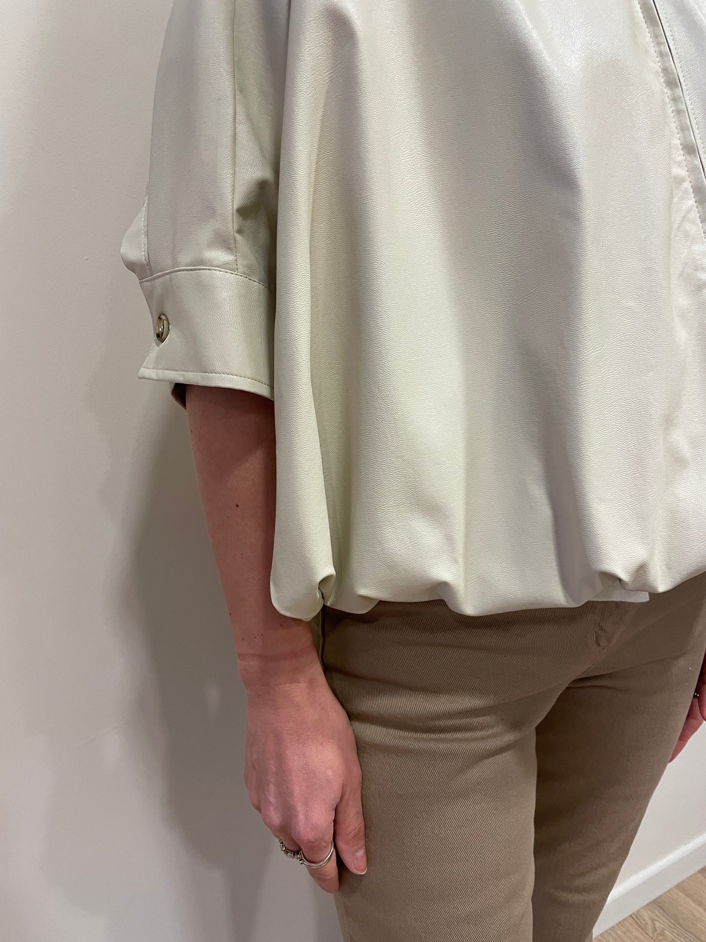 KONTATTO - Bomber in ecopelle color avorio a mezze maniche