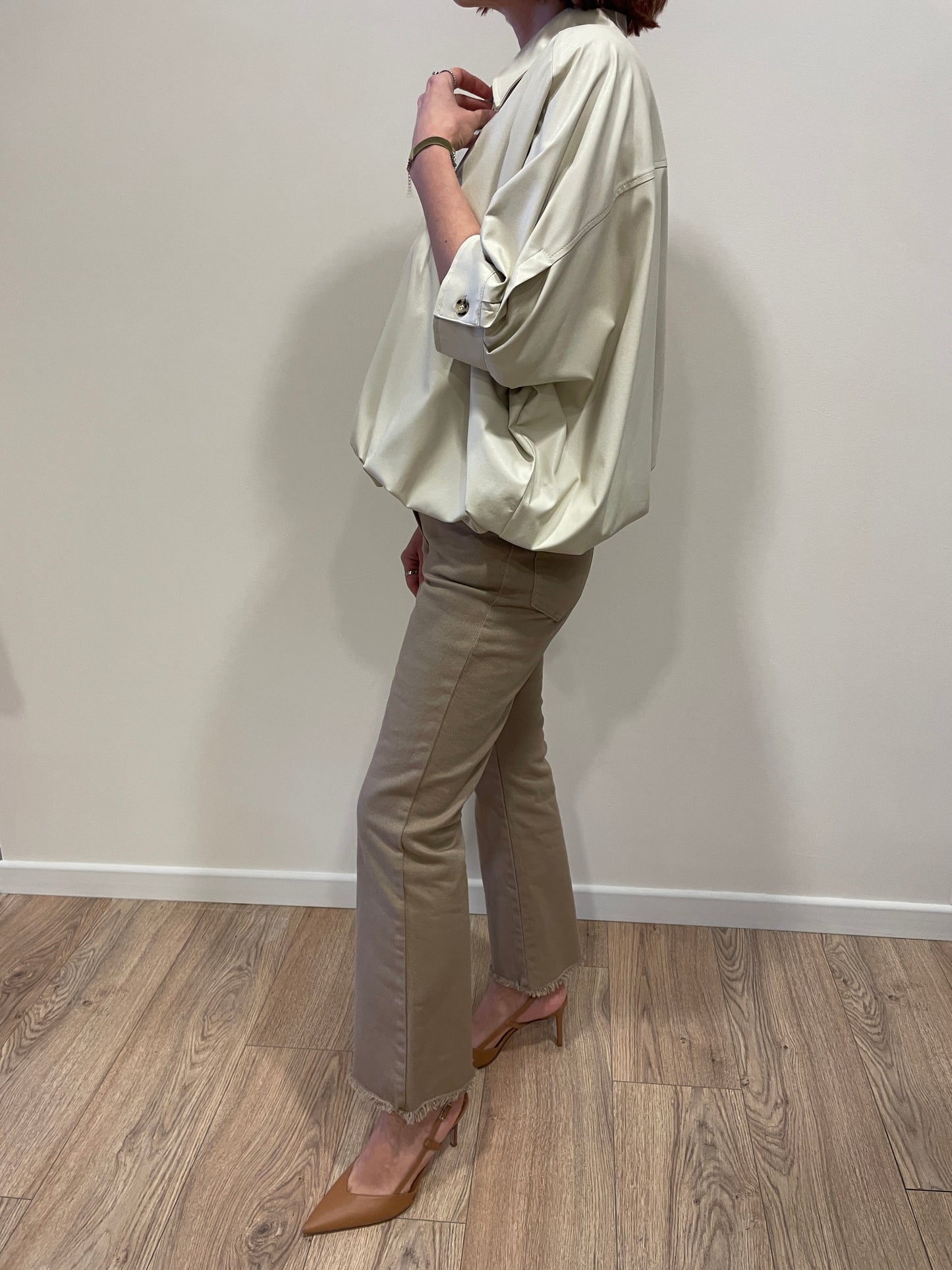 KONTATTO - Bomber in ecopelle color avorio a mezze maniche