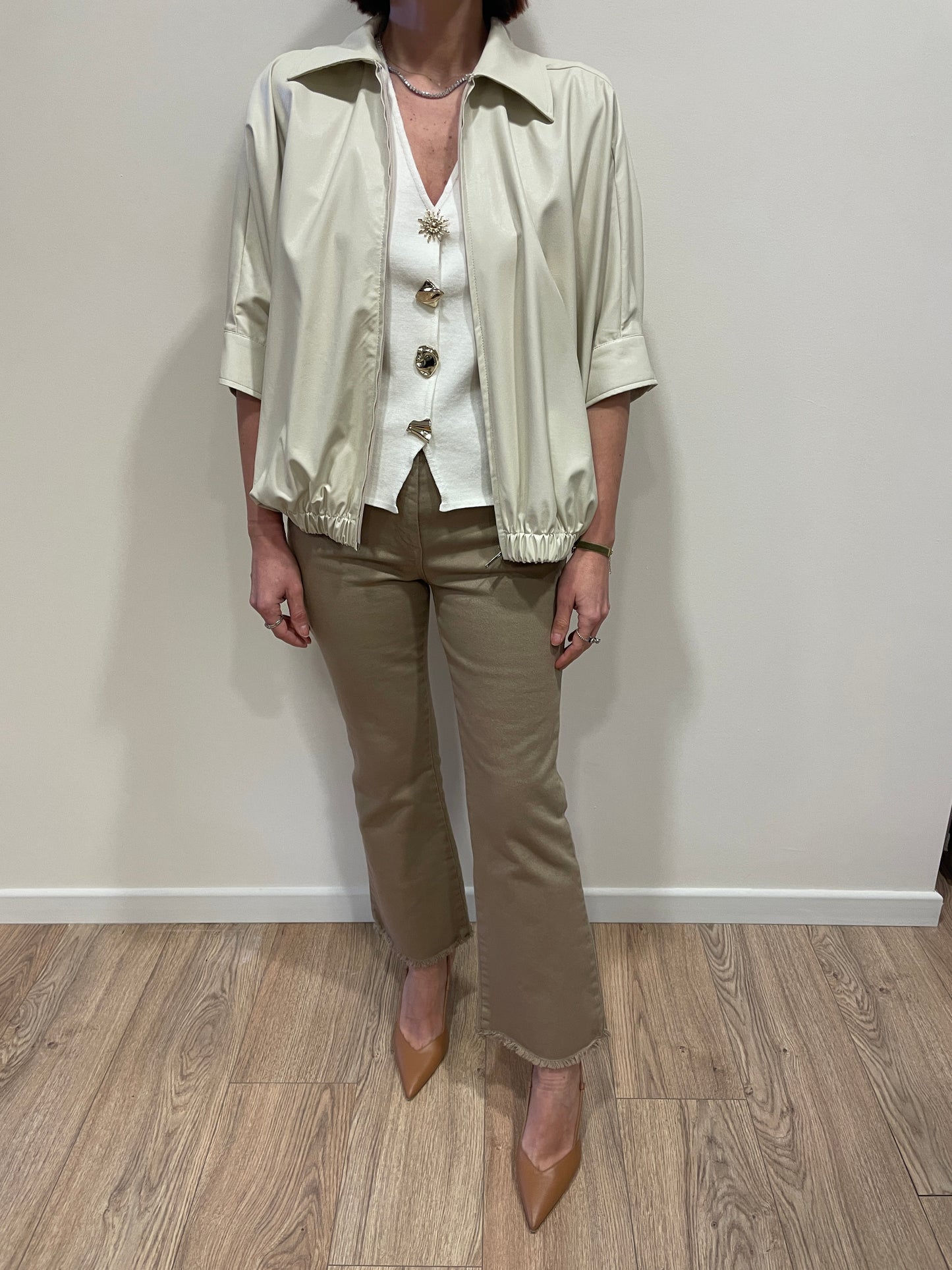 SOUVENIR - Jeans a trombetta color sabbia sfrangiato con cintura