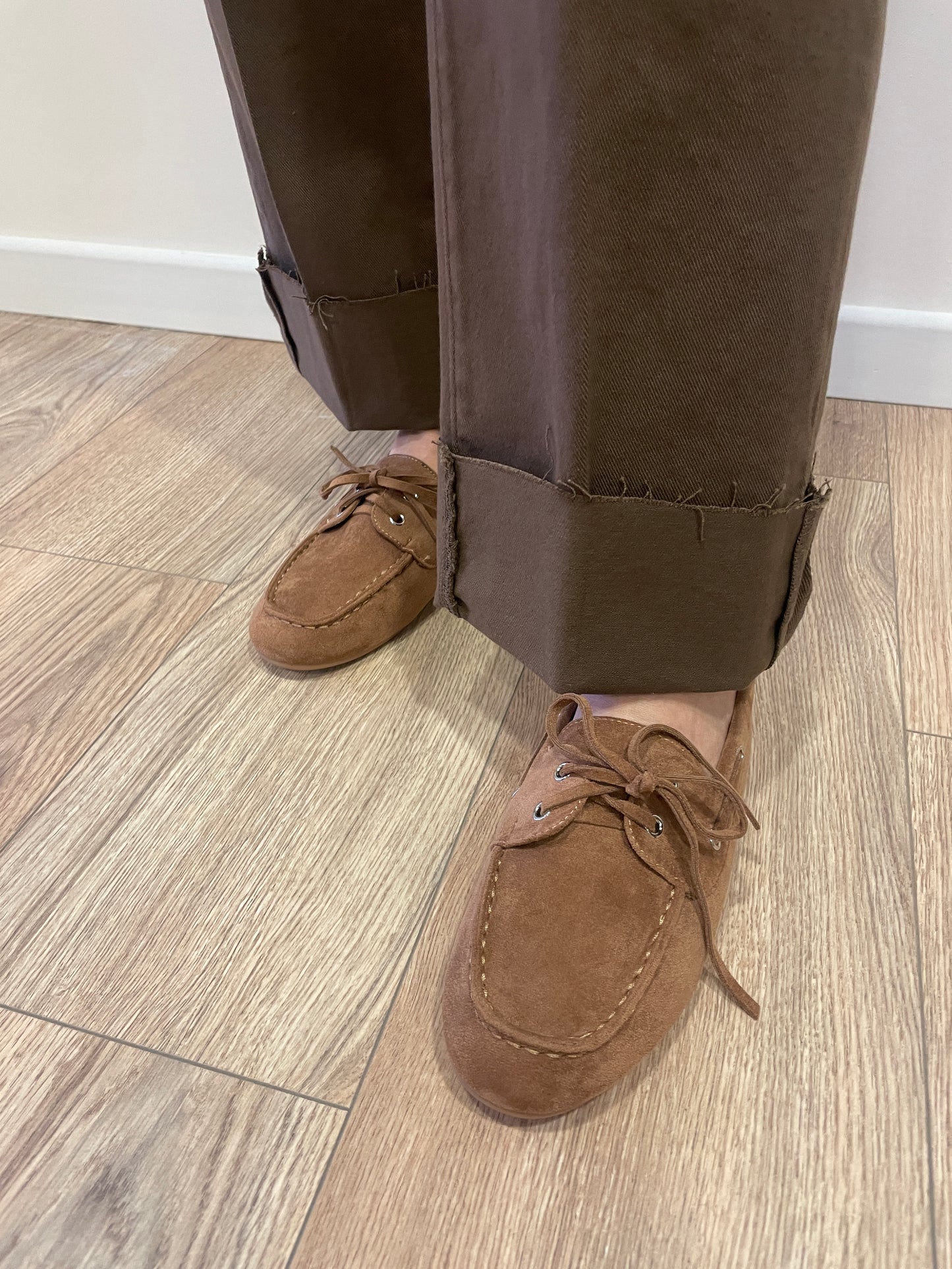 HAVEONE - Jeans Mandy cioccolato elasticizzato con cintura e risvolto