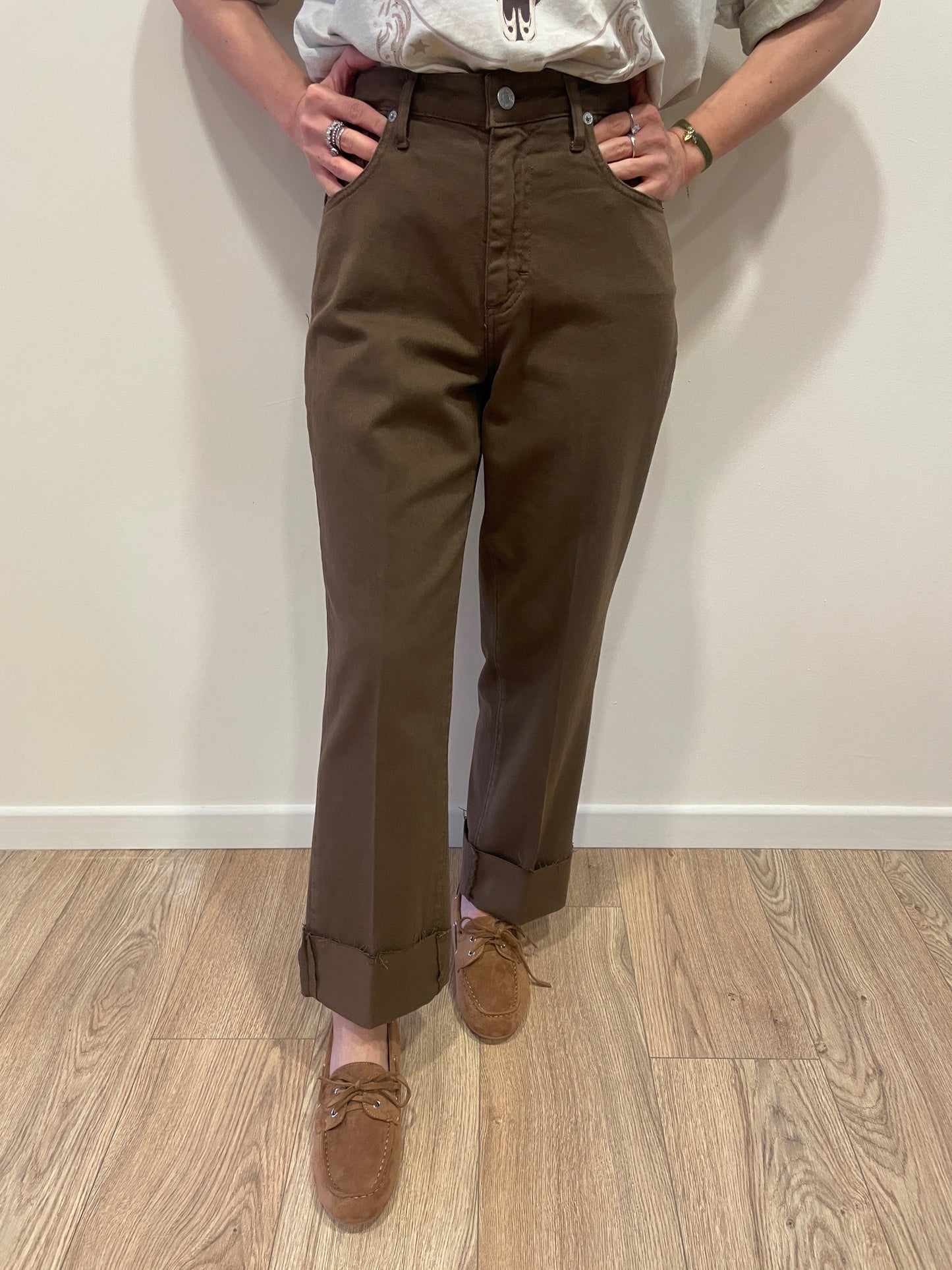 HAVEONE - Jeans Mandy cioccolato elasticizzato con cintura e risvolto