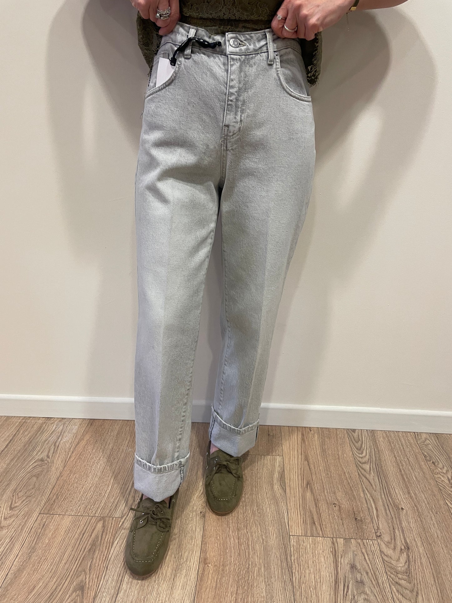 HAVEONE - Jeans Mandy grigio con cintura e risvolto