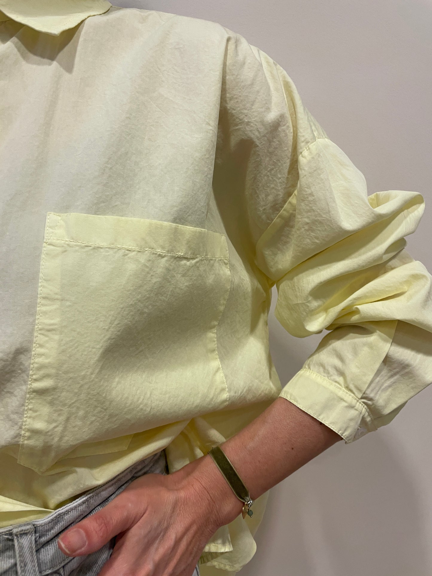 SOUVENIR - Camicia in cotone giallo pulcino over con tasca frontale