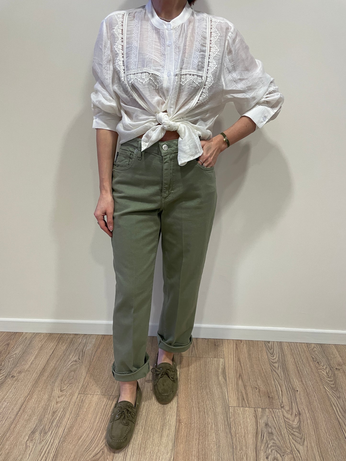 HAVEONE - Jeans Mandy verde salvia elasticizzato con cintura e risvolto
