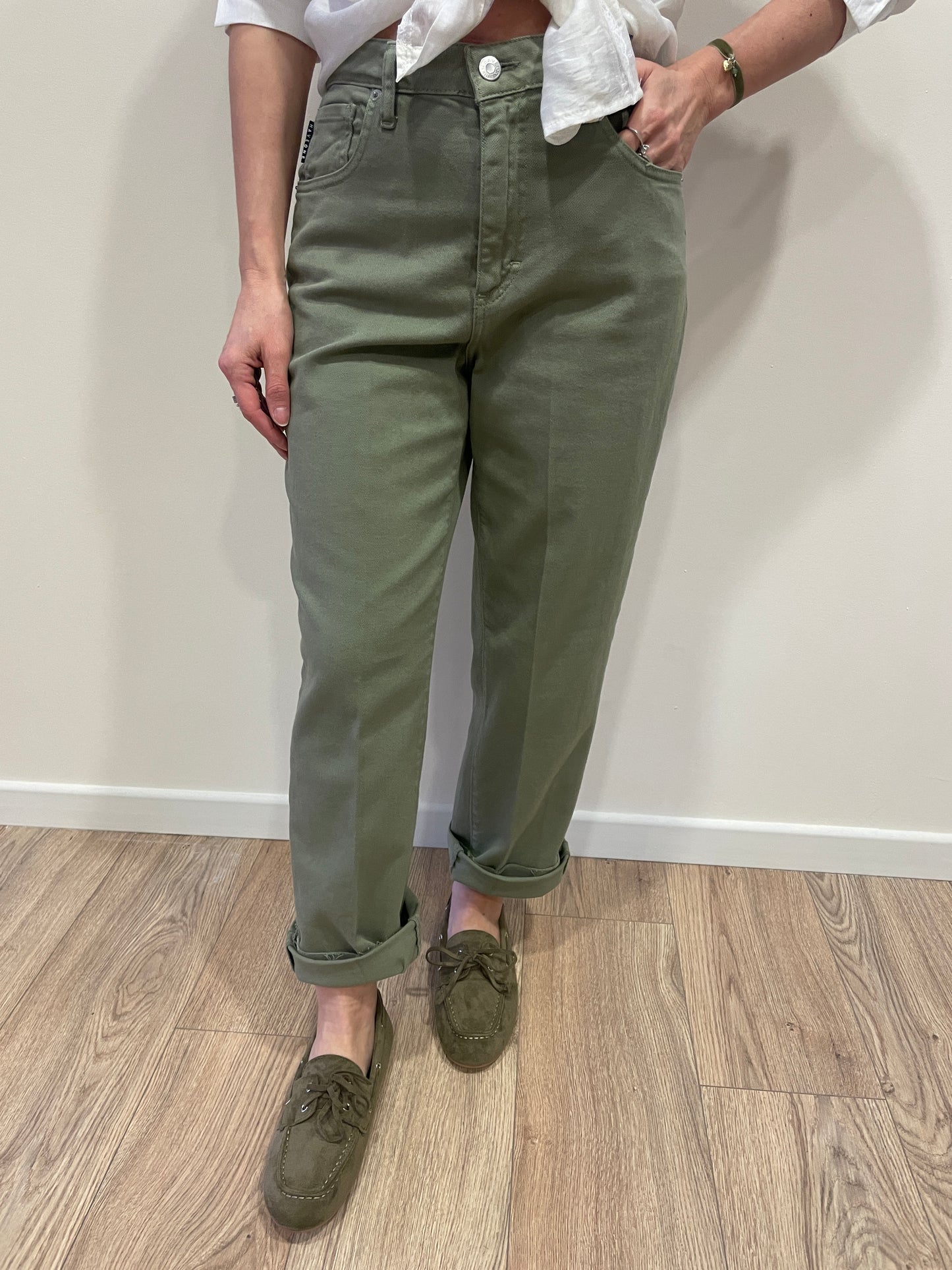 HAVEONE - Jeans Mandy verde salvia elasticizzato con cintura e risvolto