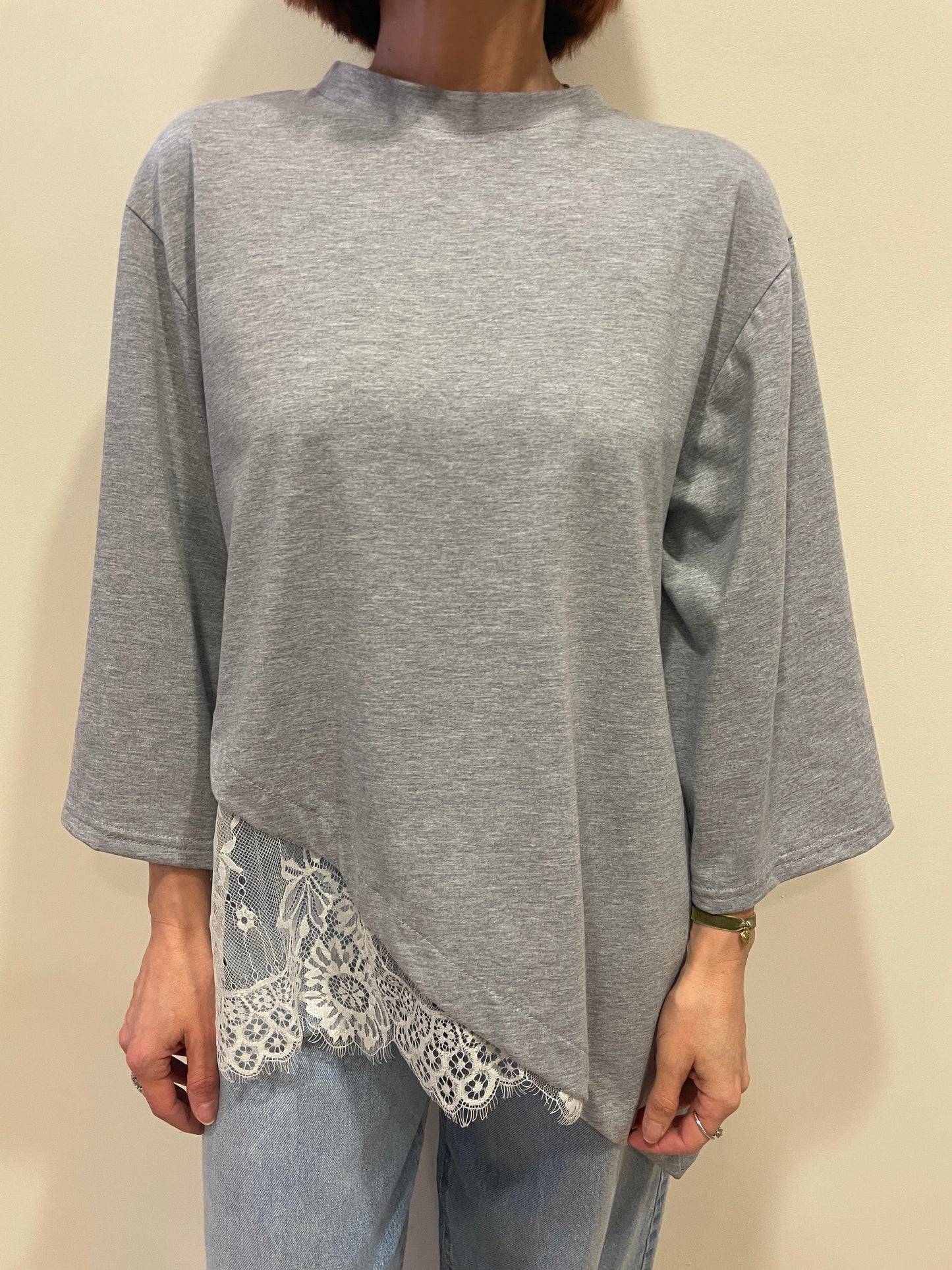 HAVEONE - Maglia grigia over con maniche a tre quarti asimmetrica con pizzo
