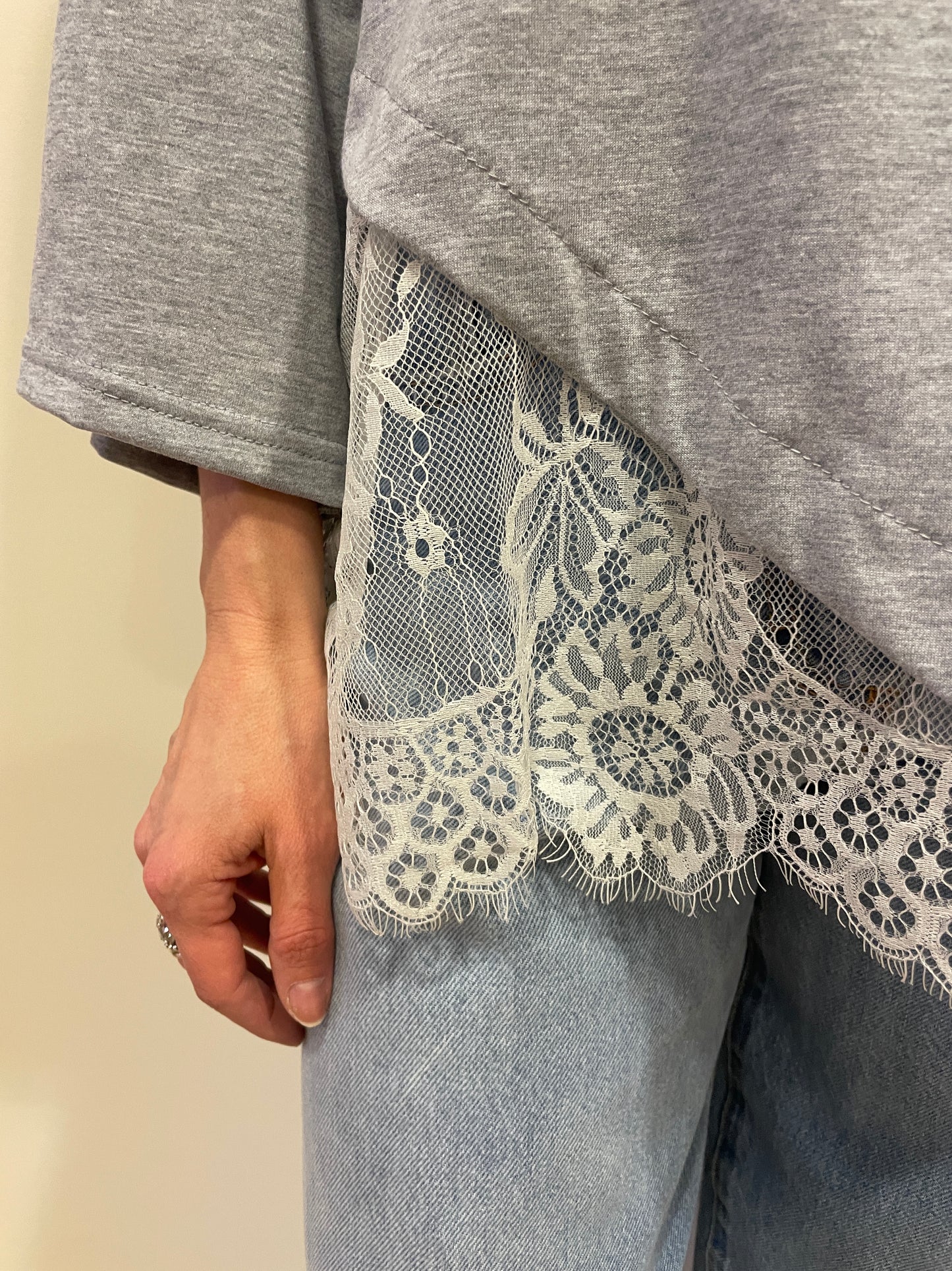 HAVEONE - Maglia grigia over con maniche a tre quarti asimmetrica con pizzo
