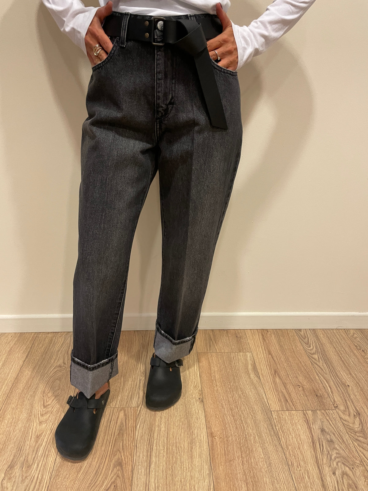 HAVEONE - Jeans Mandy a vita medio-alta con cintura e risvolto color nero lavagna