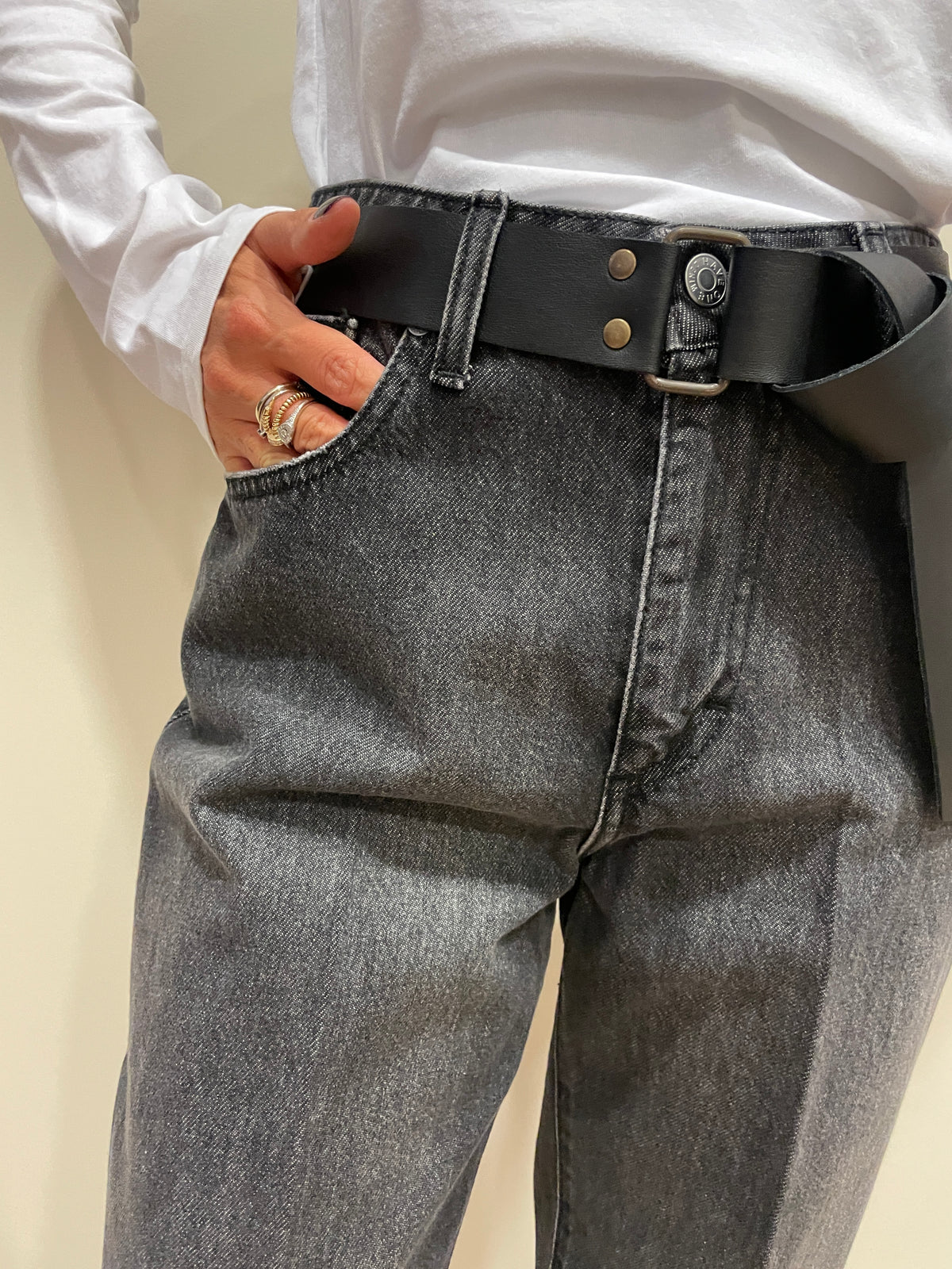 HAVEONE - Jeans Mandy a vita medio-alta con cintura e risvolto color nero lavagna
