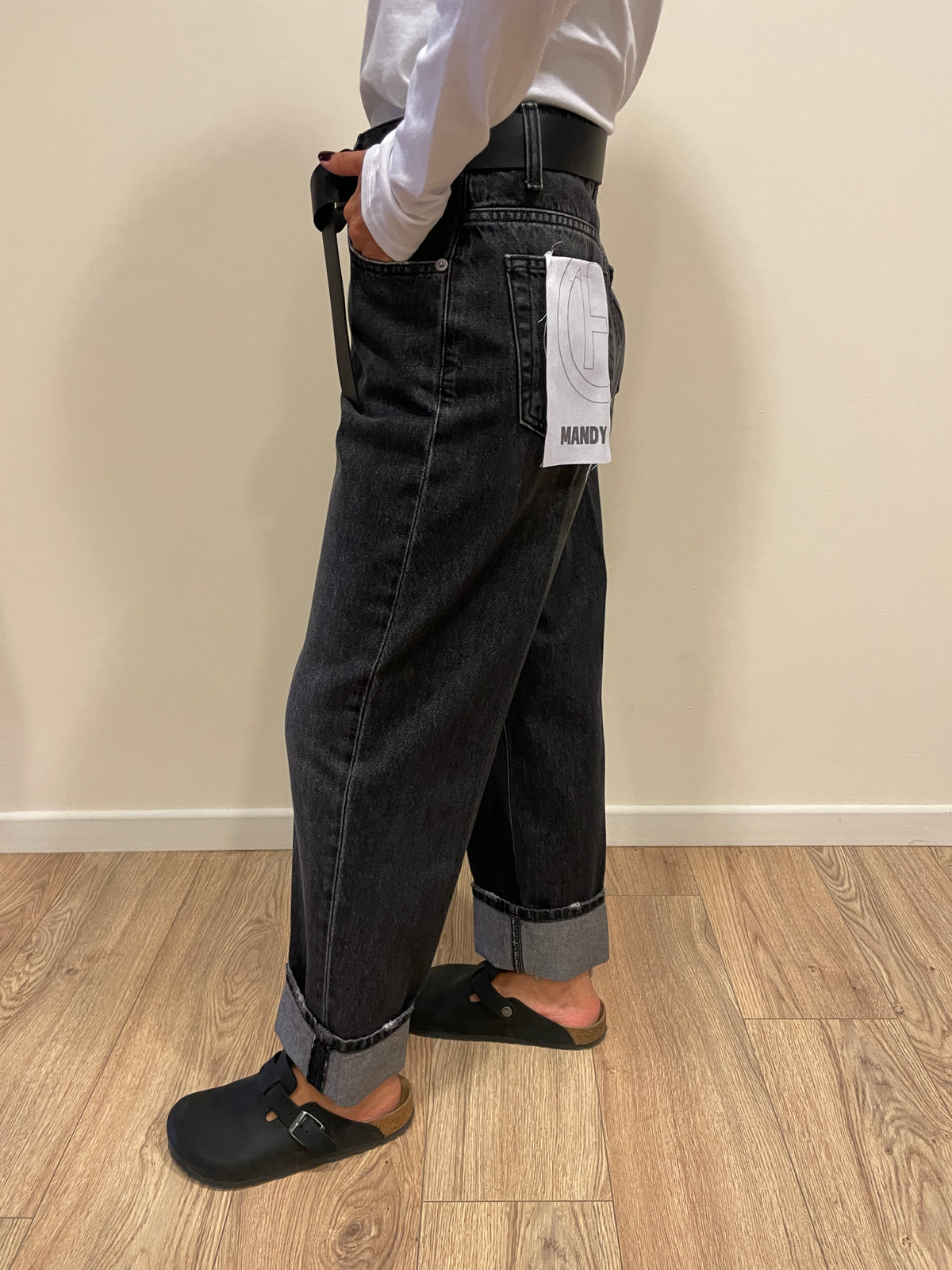 HAVEONE - Jeans Mandy a vita medio-alta con cintura e risvolto color nero lavagna