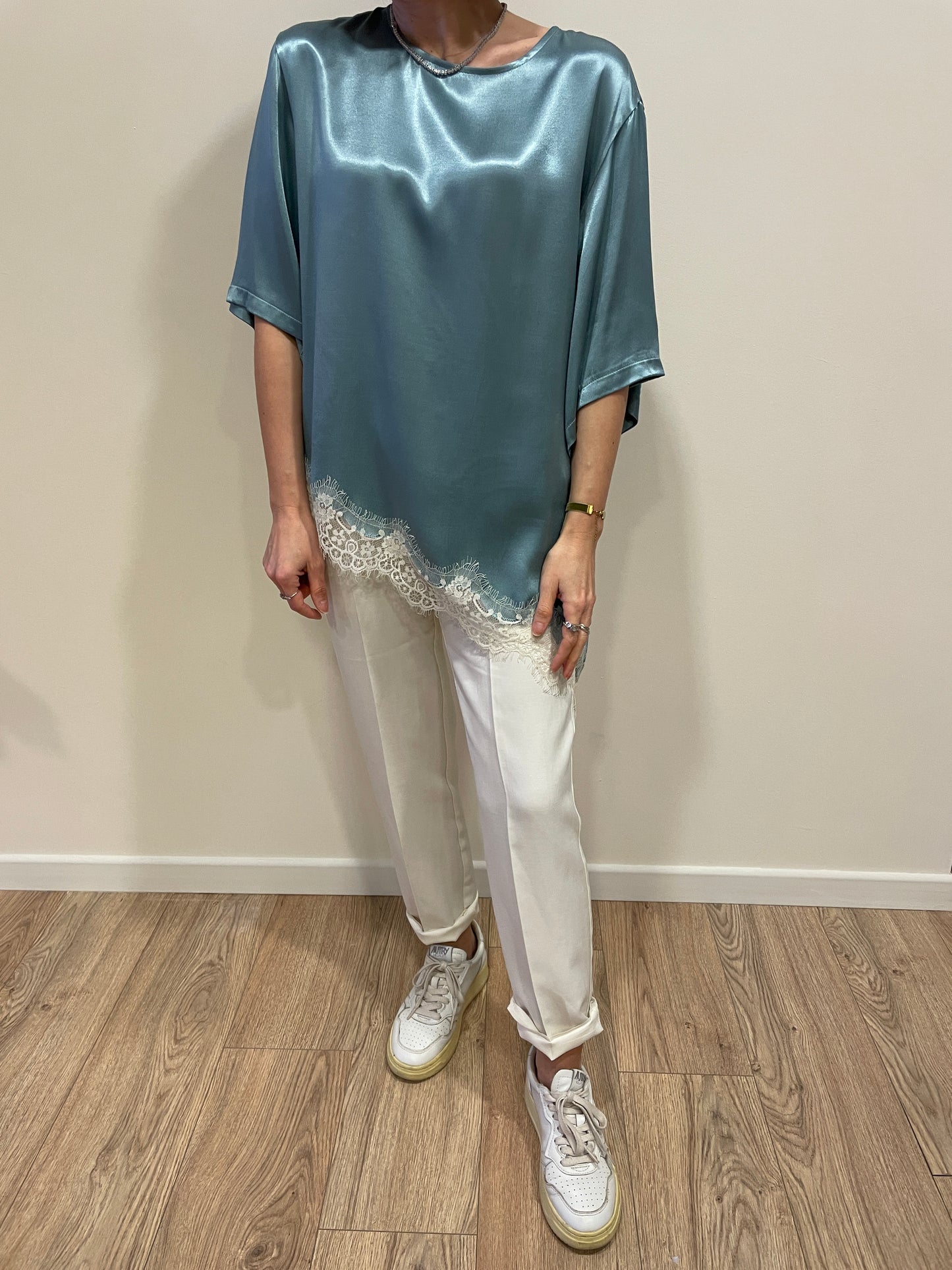 KONTATTO - Blusa azzurra in viscosa asimmetrica con dettaglio pizzo