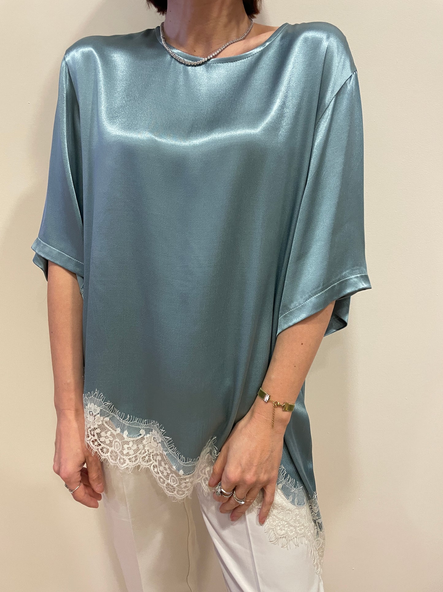 KONTATTO - Blusa azzurra in viscosa asimmetrica con dettaglio pizzo
